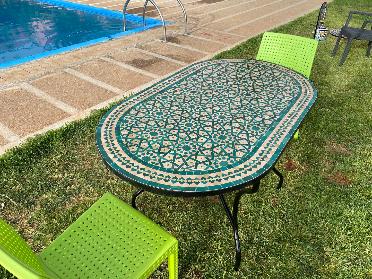 Handmade Moroccan Zellige Mosaic Table – Emerald Green & Beige Elegance