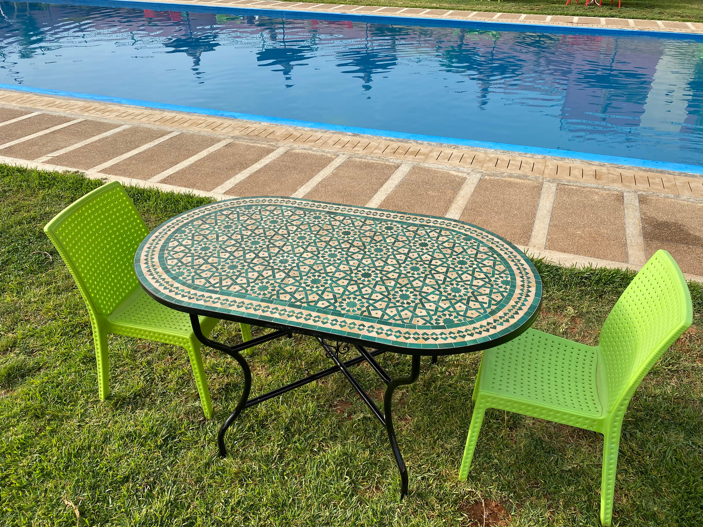 Handmade Moroccan Zellige Mosaic Table – Emerald Green & Beige Elegance
