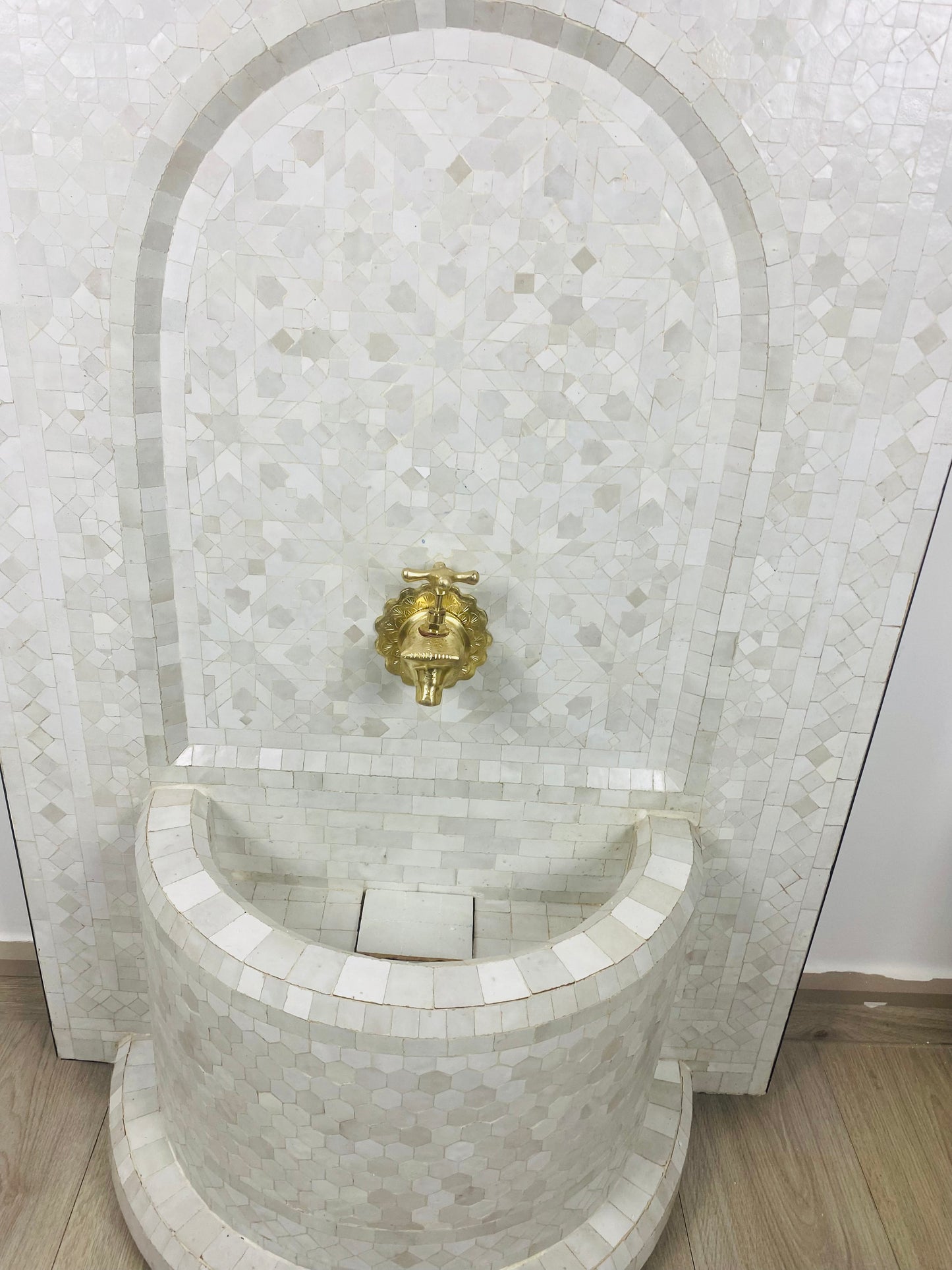 Elegant White Moroccan Zellige Fountain – A Timeless Masterpiece