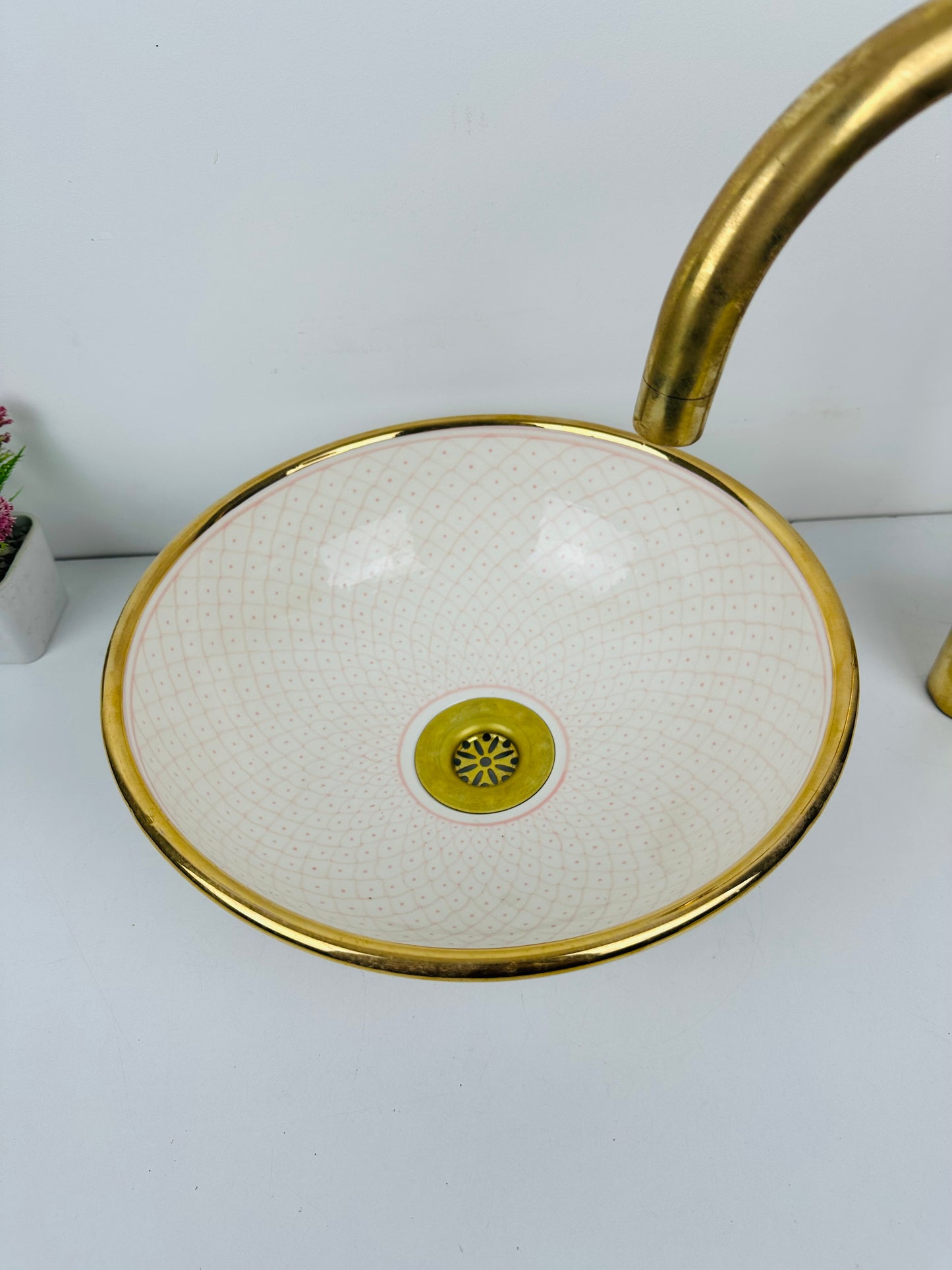 Sophistique Chic: Lavabo de Cerámica Artesanal con Diseño Elegante en tonos naturales y Oro de 14 k
