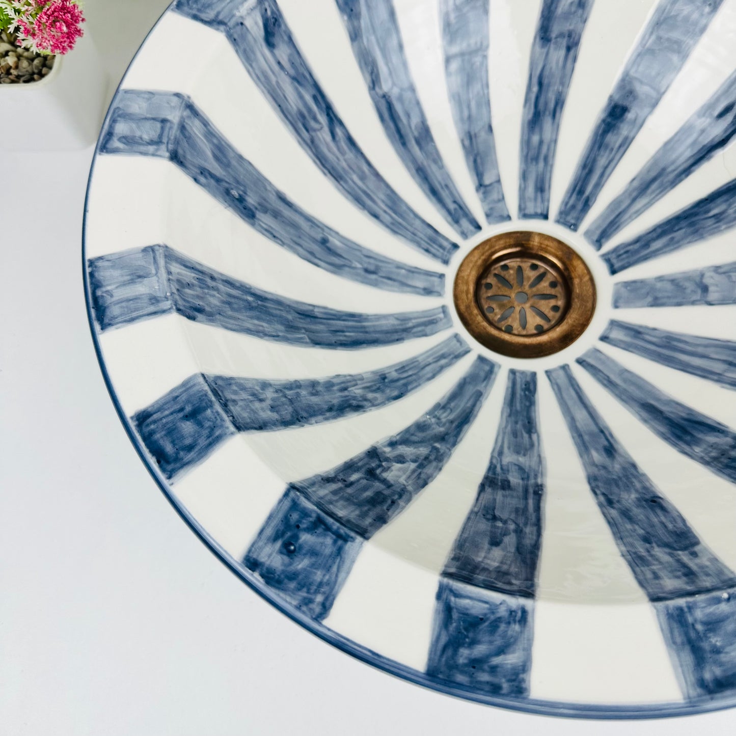 Código Azul: Lavabo de cerámica artesanal con diseño inspirado en códigos de barras en color azul