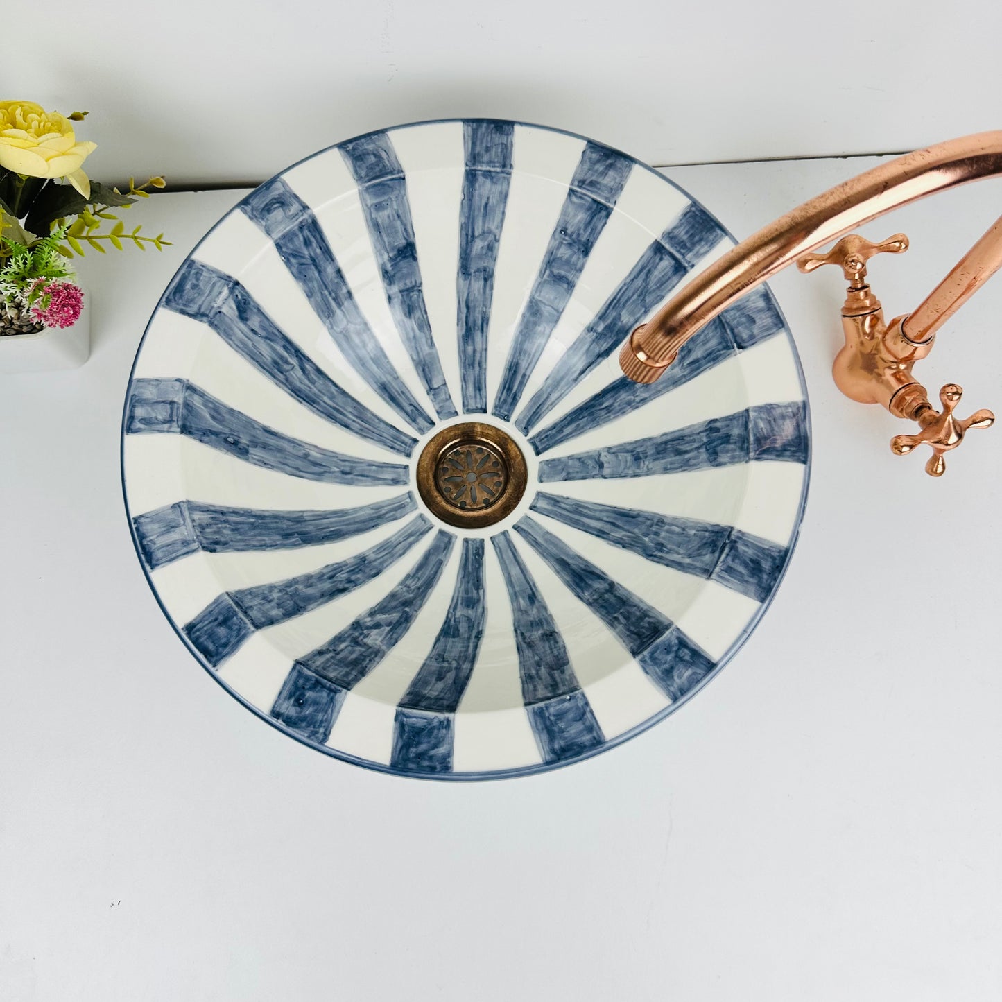 Código Azul: Lavabo de cerámica artesanal con diseño inspirado en códigos de barras en color azul