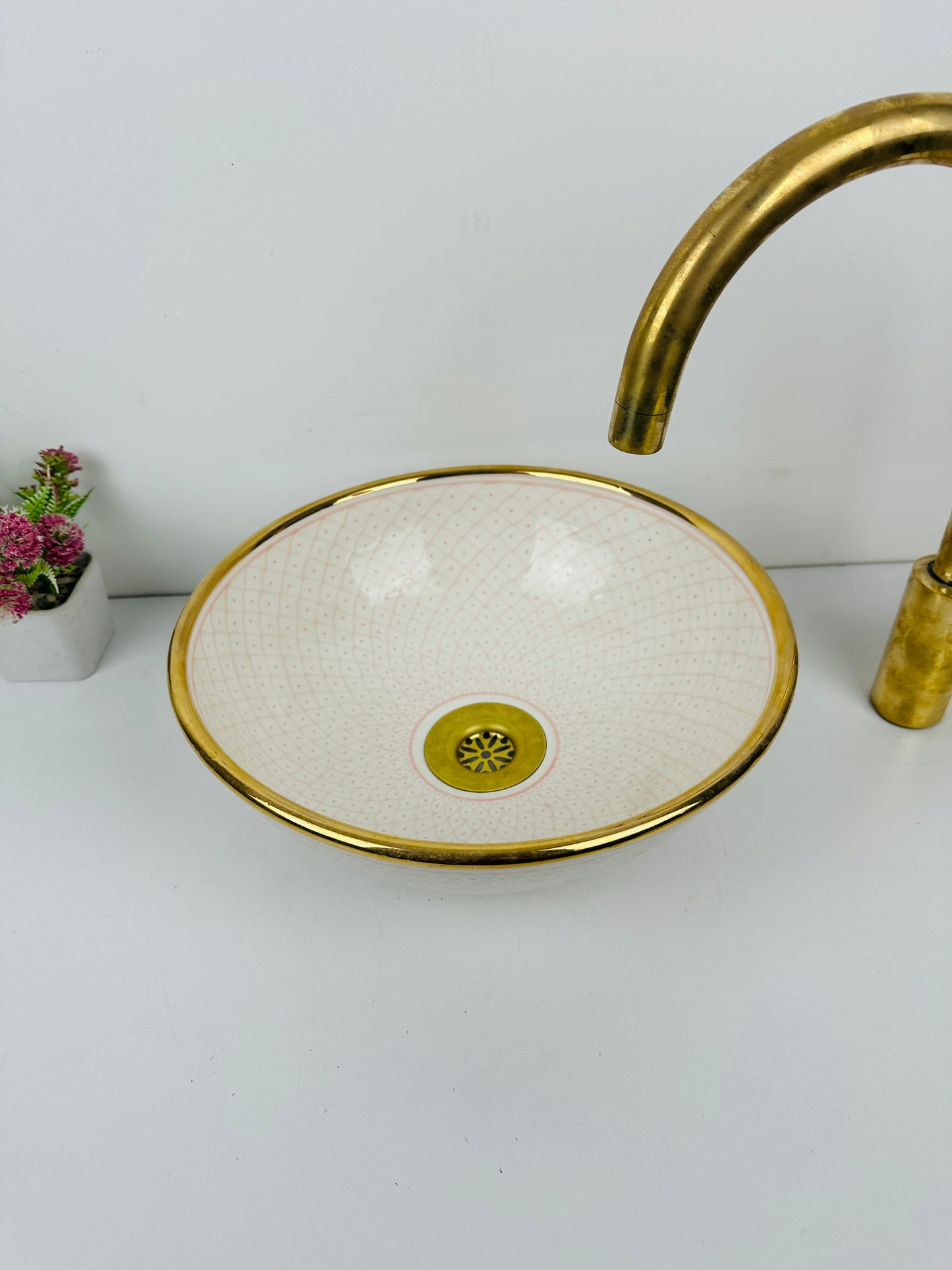 Sophistique Chic: Lavabo de Cerámica Artesanal con Diseño Elegante en tonos naturales y Oro de 14 k