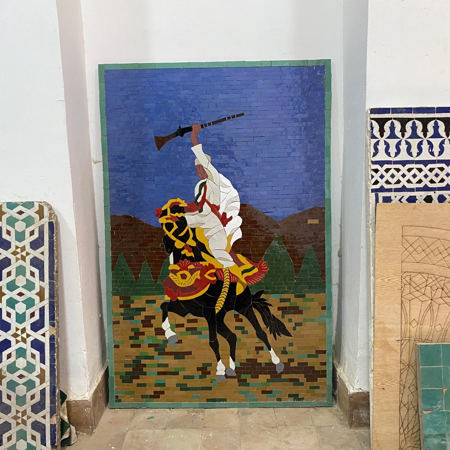 Tenture murale en mosaïque marocaine avec cadre en bois, petits morceaux de mosaïque cheval Fantasia, art de mosaïque de décor de mosaïque de mur, art de mur d'argile de tuiles