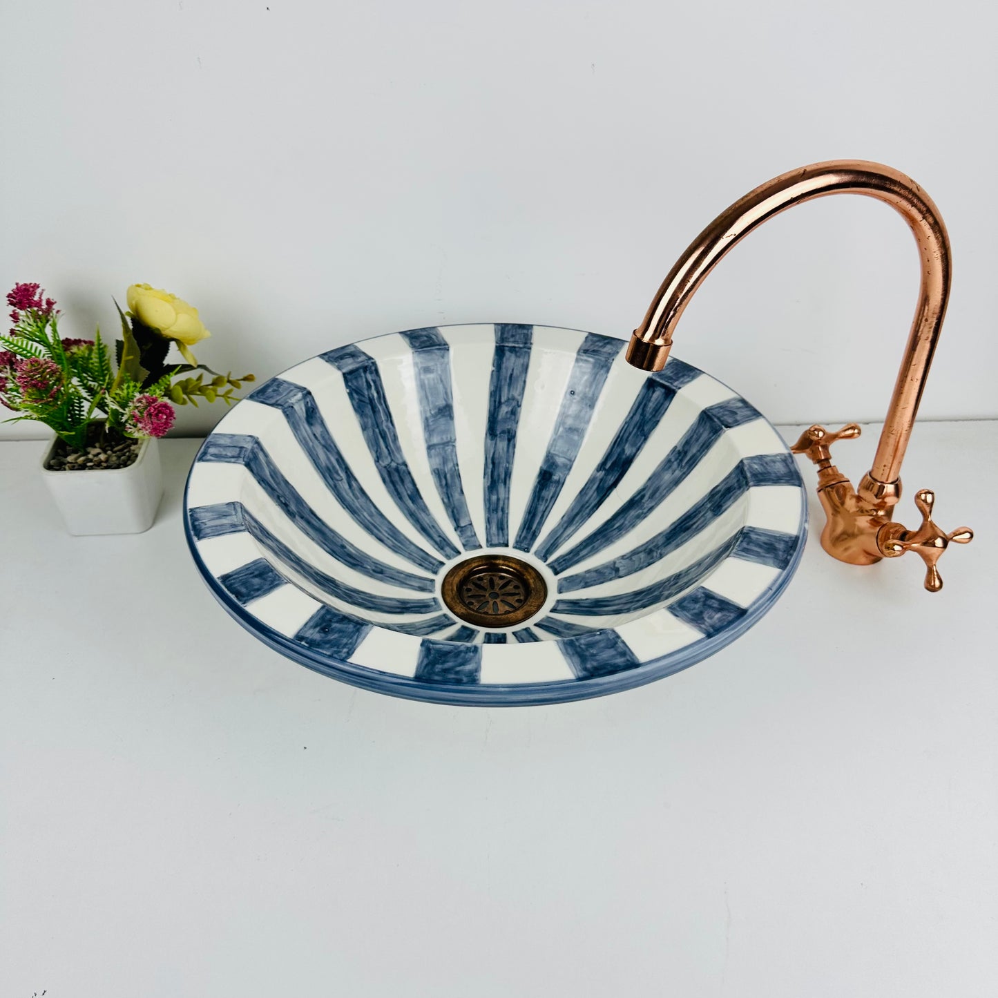 Código Azul: Lavabo de cerámica artesanal con diseño inspirado en códigos de barras en color azul