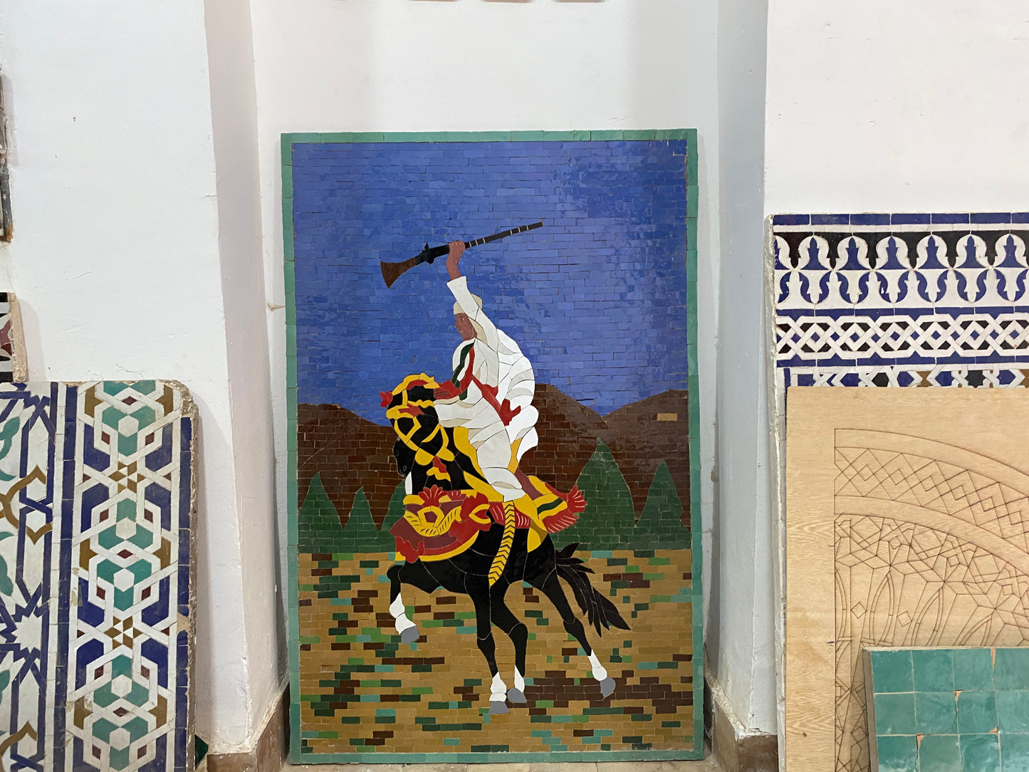 Tenture murale en mosaïque marocaine avec cadre en bois, petits morceaux de mosaïque cheval Fantasia, art de mosaïque de décor de mosaïque de mur, art de mur d'argile de tuiles