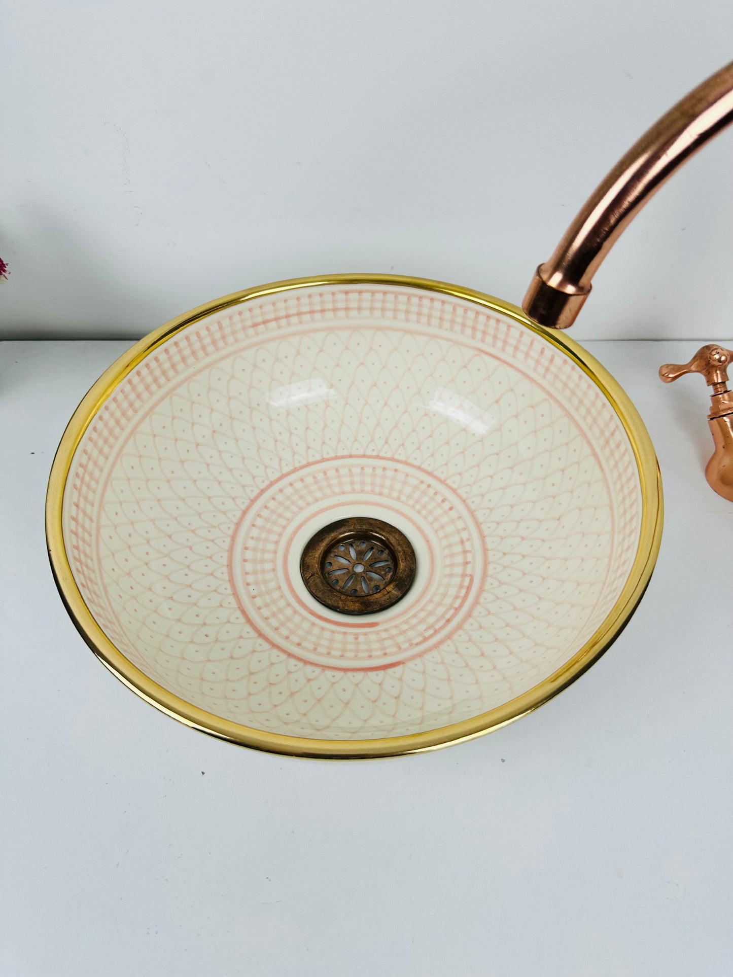 Sophistique Chic and 14K gold : Handcrafted Ceramic Sink with Elegant Design