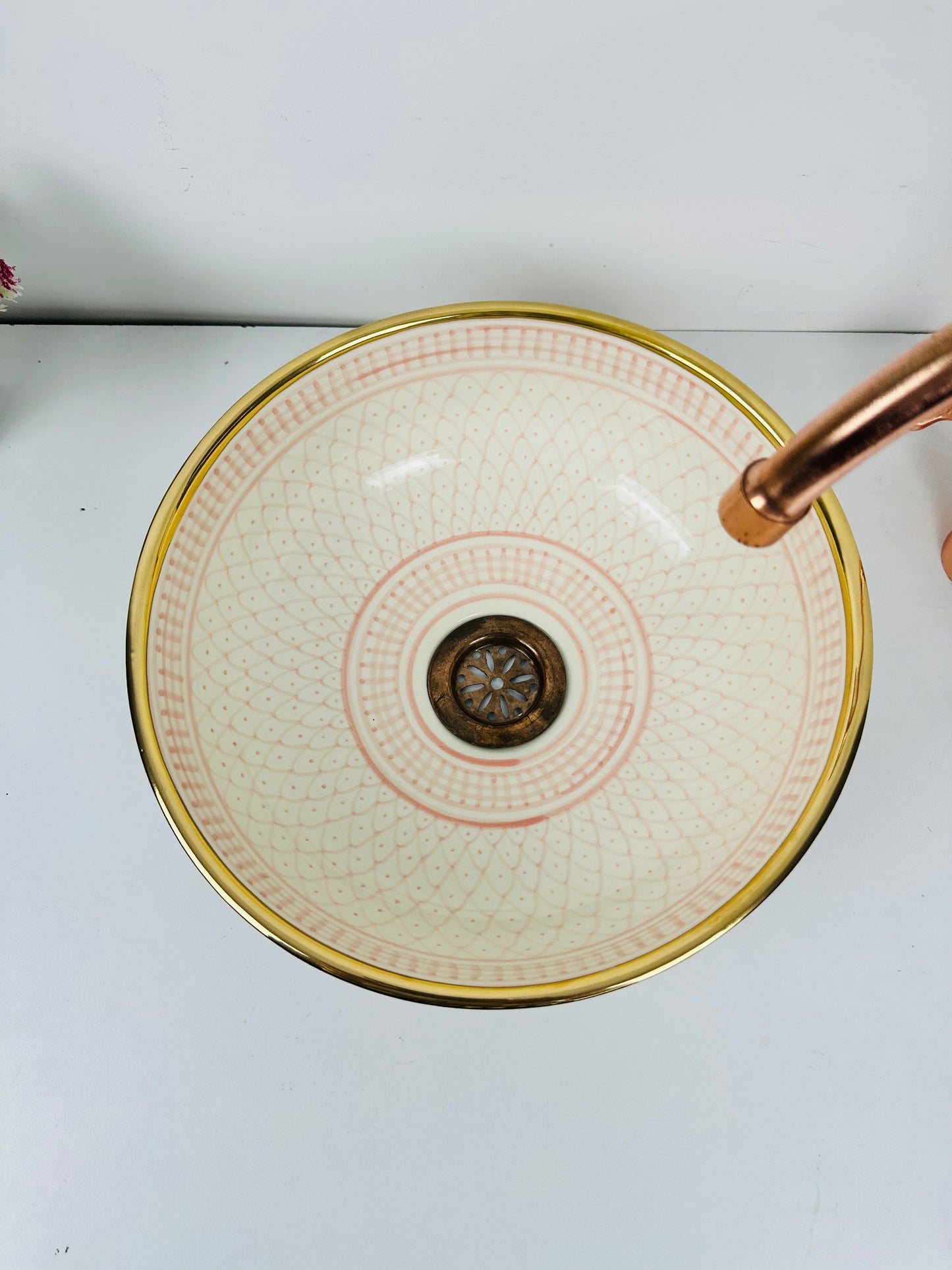 Sophistique Chic and 14K gold : Handcrafted Ceramic Sink with Elegant Design