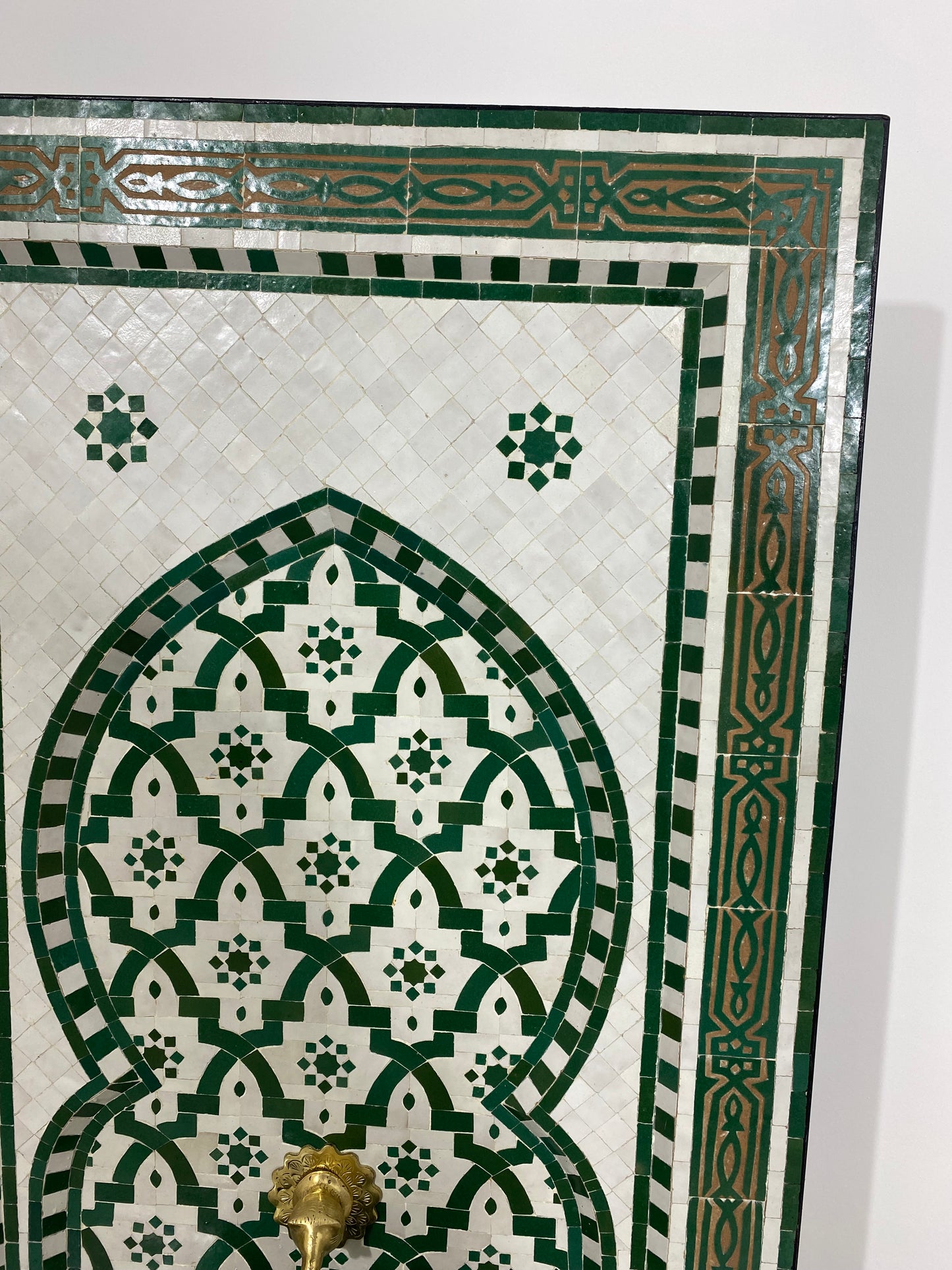 Exquisite Moroccan Zellige Fountain – Green & White Elegance