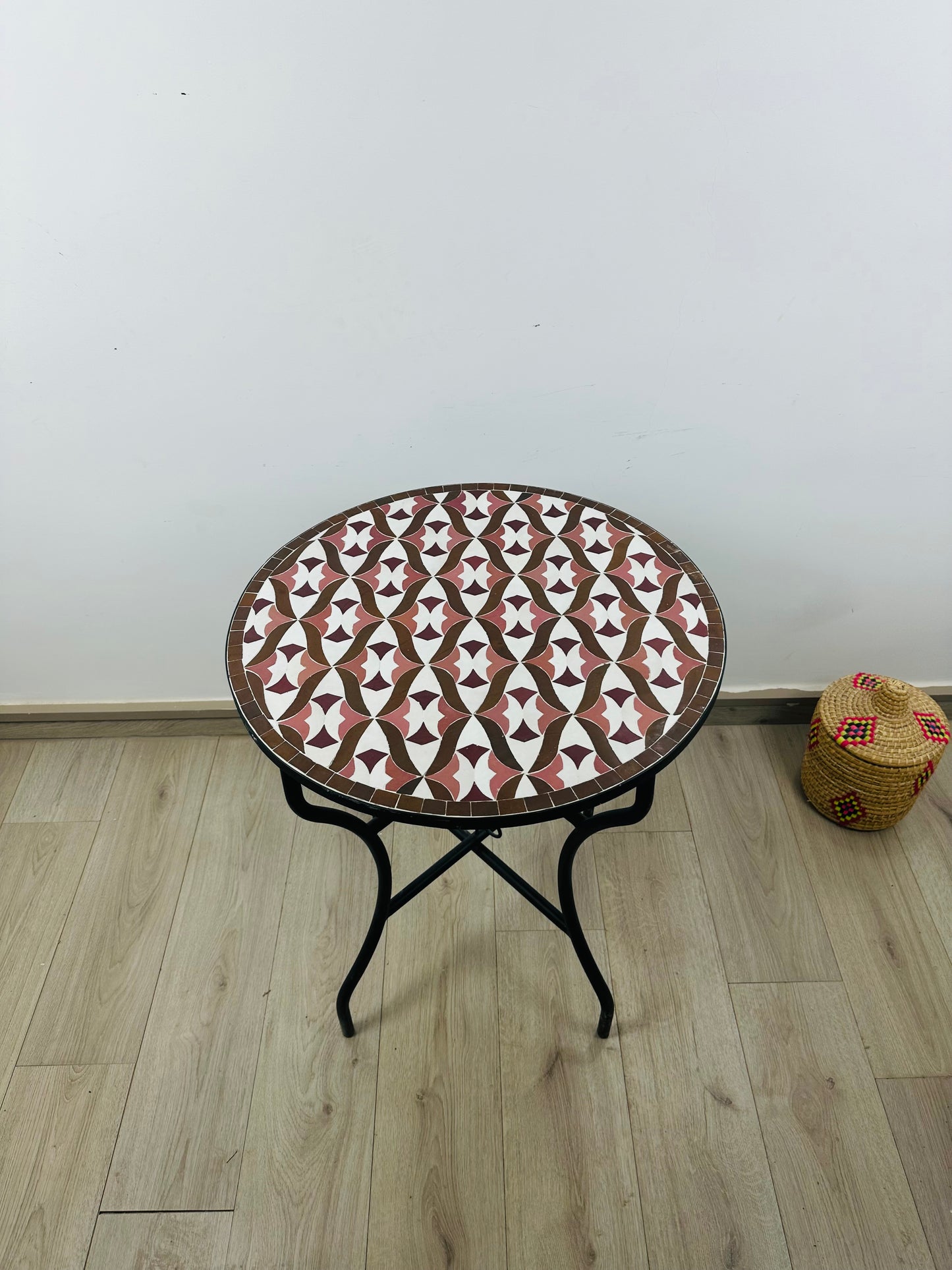 Table ronde vert émeraude et jaune en mosaïque pour extérieur-intérieur Carreaux marocains 100% artisanaux, Table basse en mosaïque du milieu du siècle.