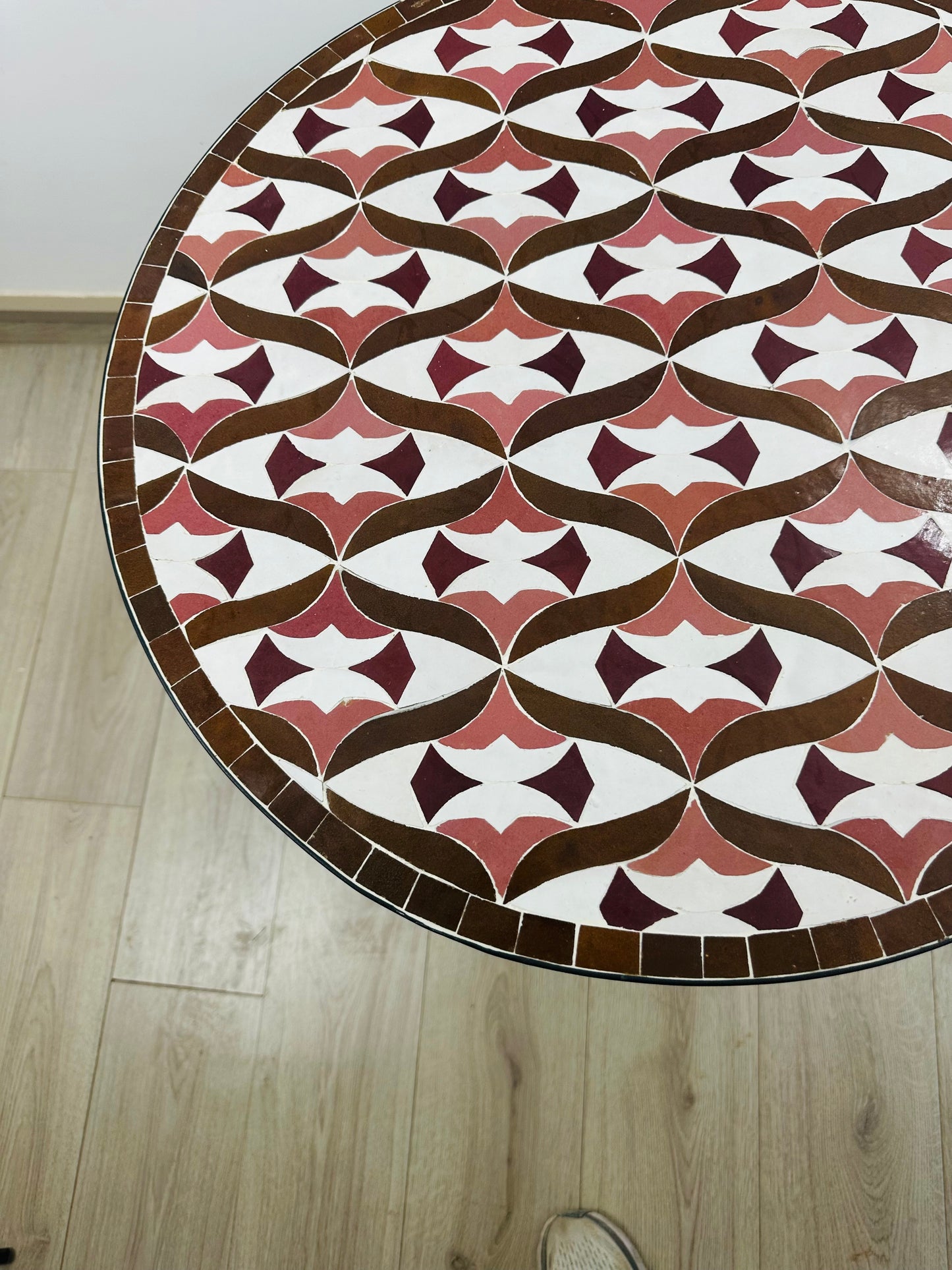 Table ronde vert émeraude et jaune en mosaïque pour extérieur-intérieur Carreaux marocains 100% artisanaux, Table basse en mosaïque du milieu du siècle.