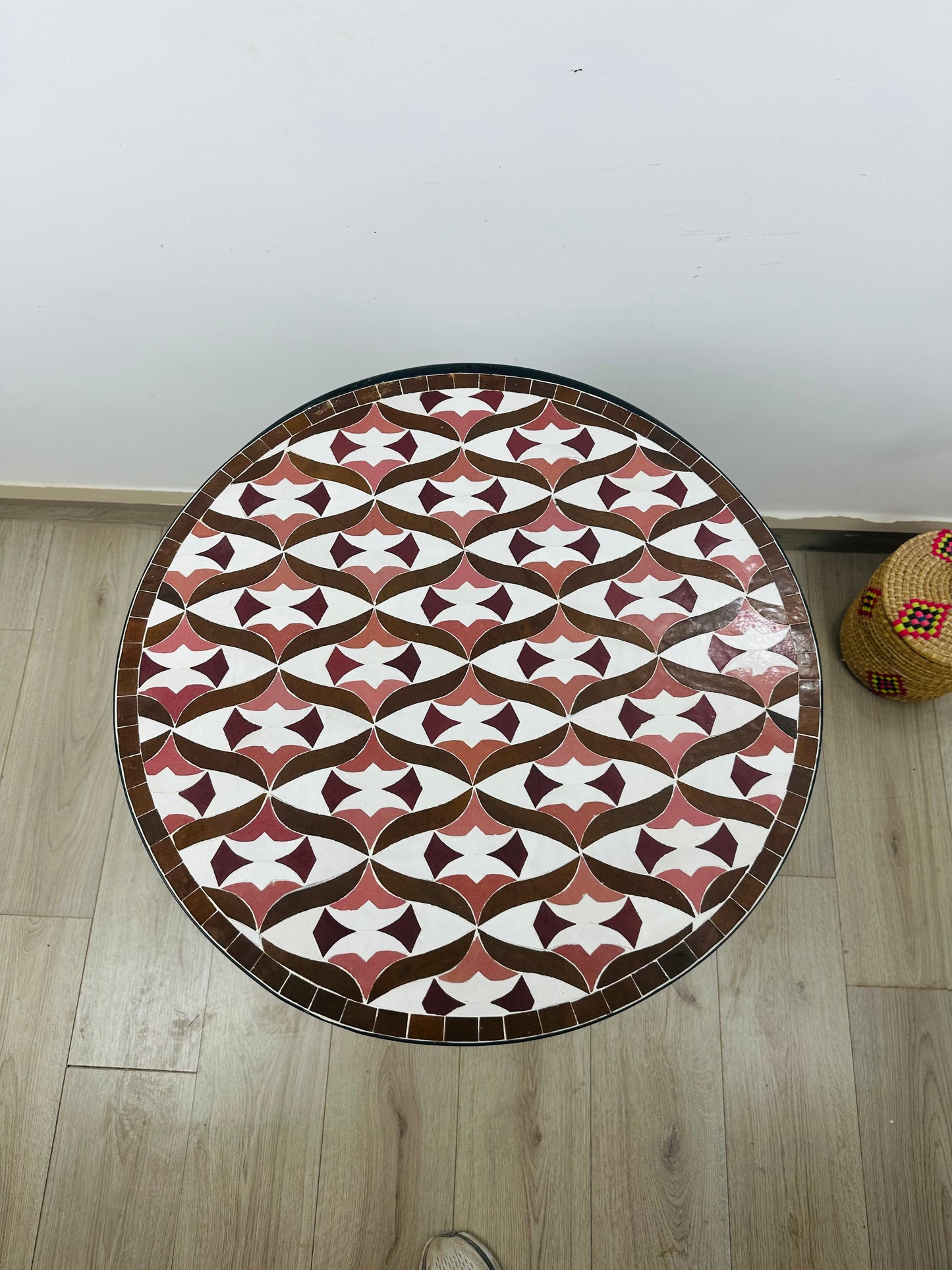 Table ronde vert émeraude et jaune en mosaïque pour extérieur-intérieur Carreaux marocains 100% artisanaux, Table basse en mosaïque du milieu du siècle.