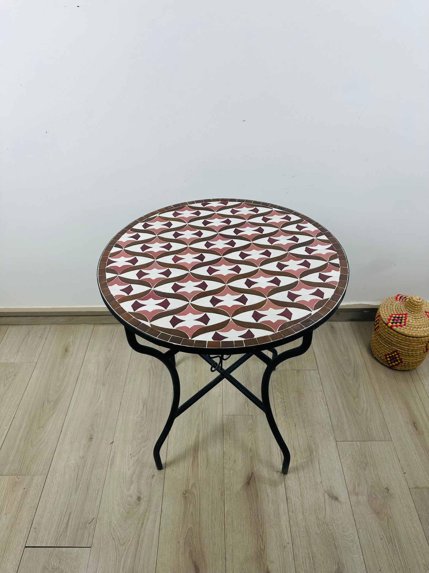 Table ronde vert émeraude et jaune en mosaïque pour extérieur-intérieur Carreaux marocains 100% artisanaux, Table basse en mosaïque du milieu du siècle.