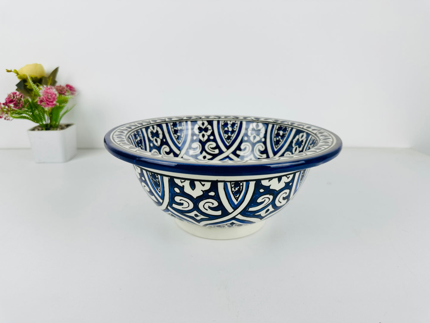 Blooming Blue: lavabo de cerámica artesanal con diseño floral en azul