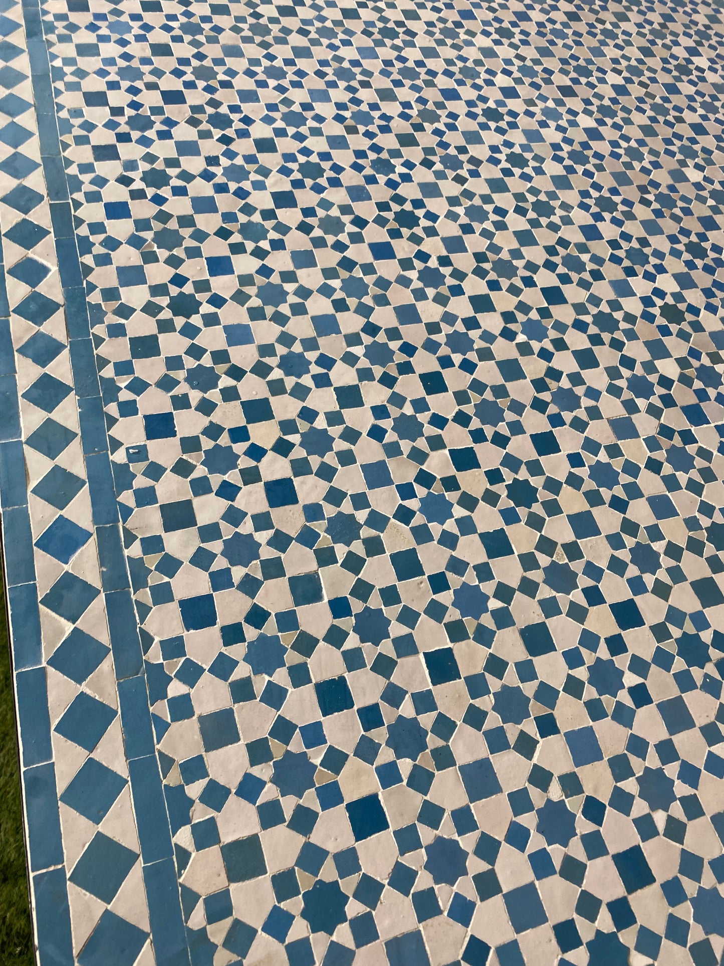Handmade Moroccan Zellige Mosaic Table – Classic Blue & White Elegance