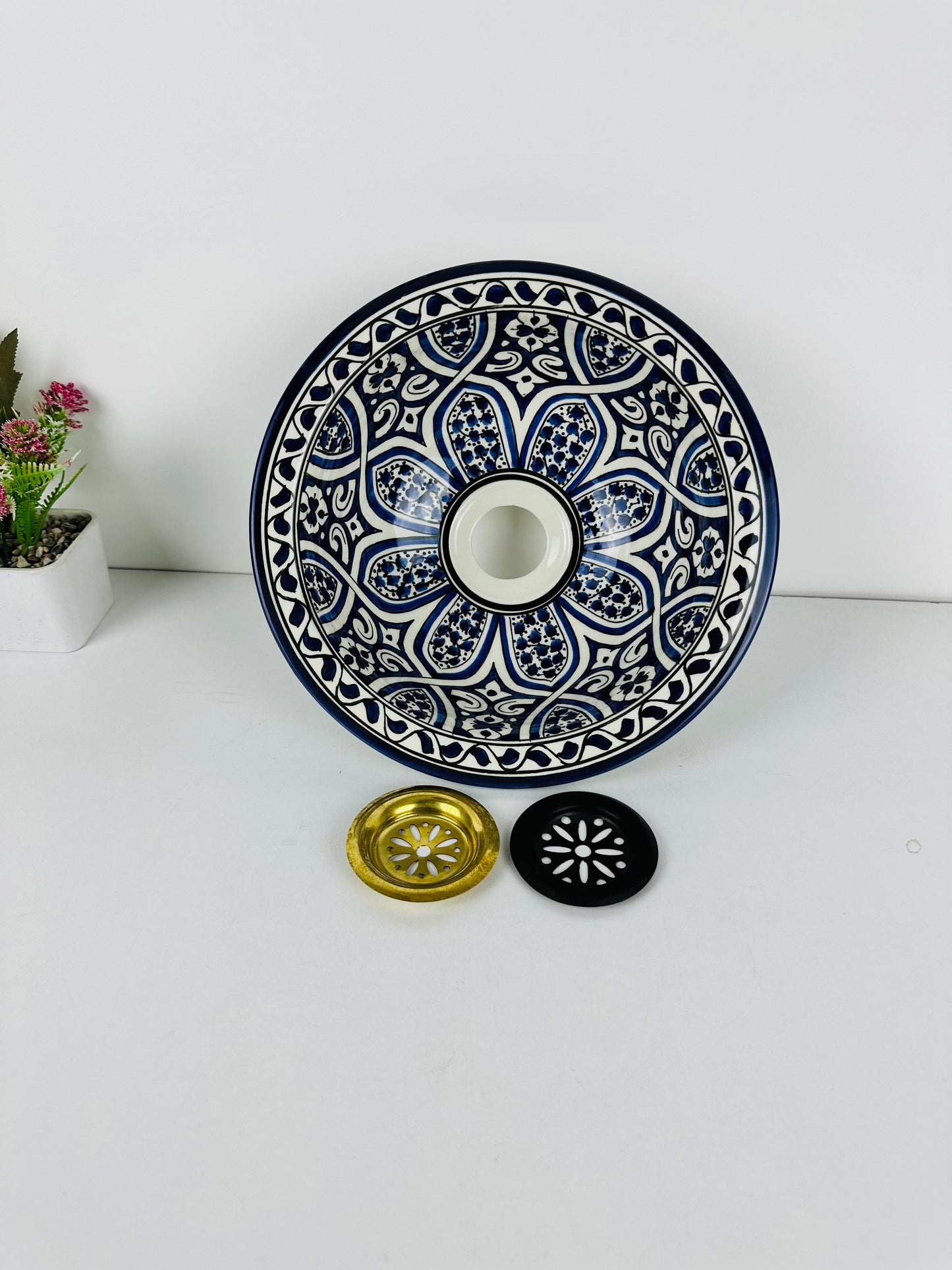 Blooming Blue: lavabo de cerámica artesanal con diseño floral en azul