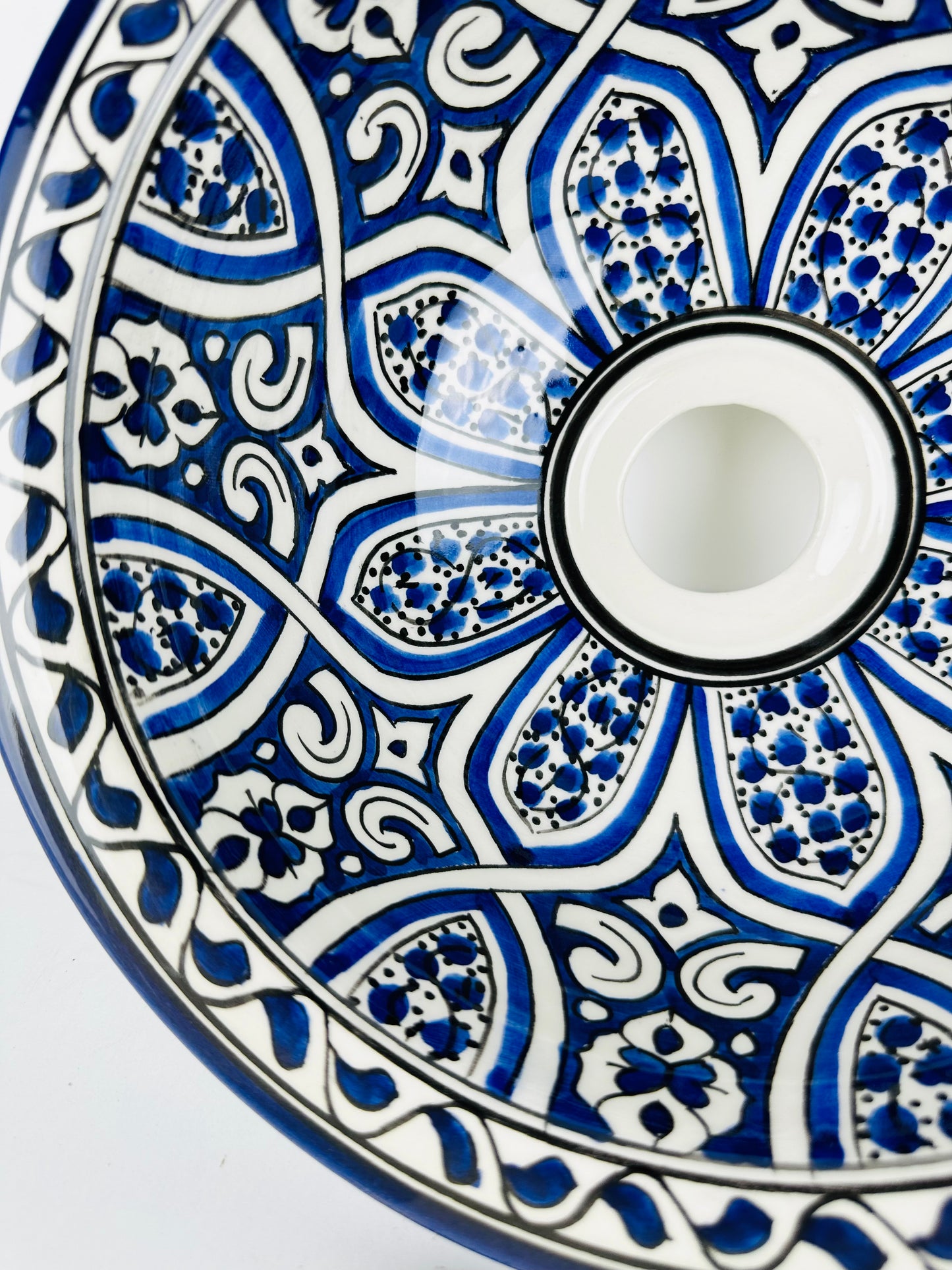 Blooming Blue: lavabo de cerámica artesanal con diseño floral en azul