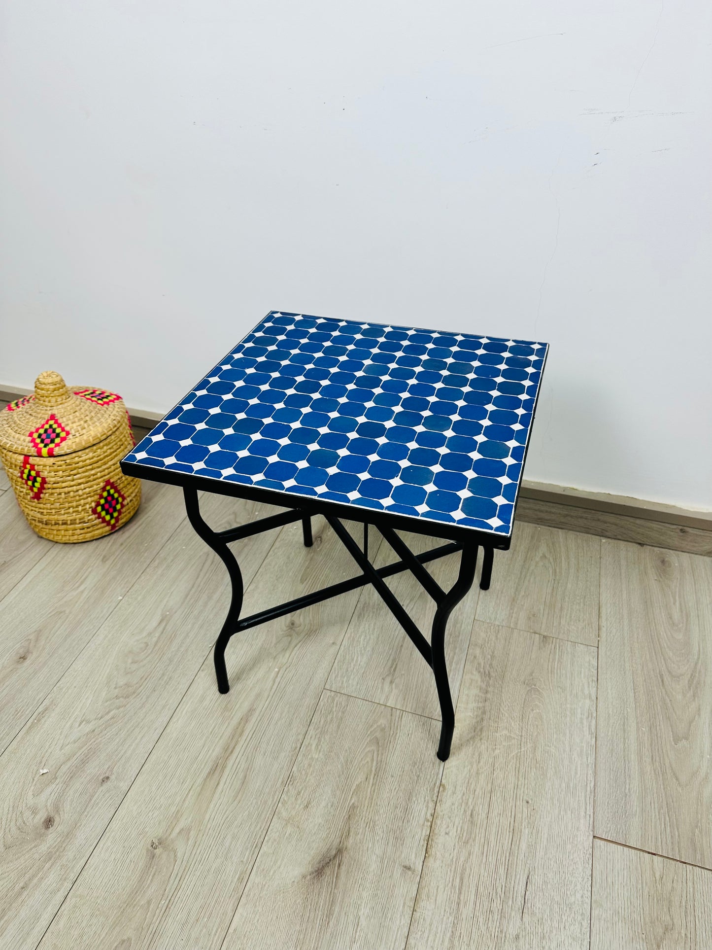 Table ronde vert émeraude et jaune en mosaïque pour extérieur-intérieur Carreaux marocains 100% artisanaux, Table basse en mosaïque du milieu du siècle.
