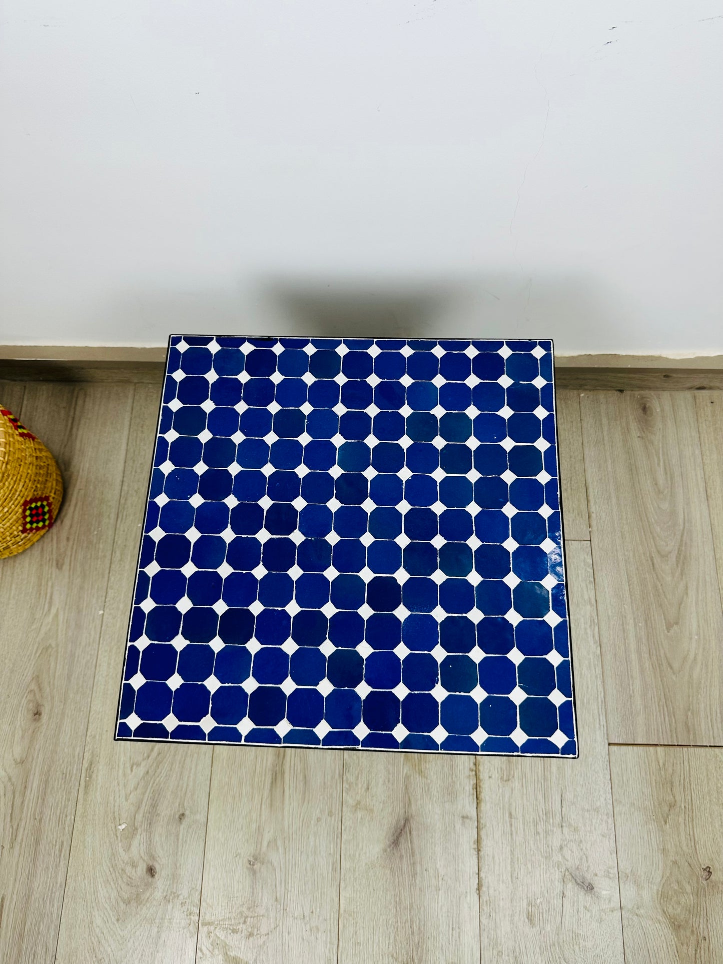 Table ronde vert émeraude et jaune en mosaïque pour extérieur-intérieur Carreaux marocains 100% artisanaux, Table basse en mosaïque du milieu du siècle.