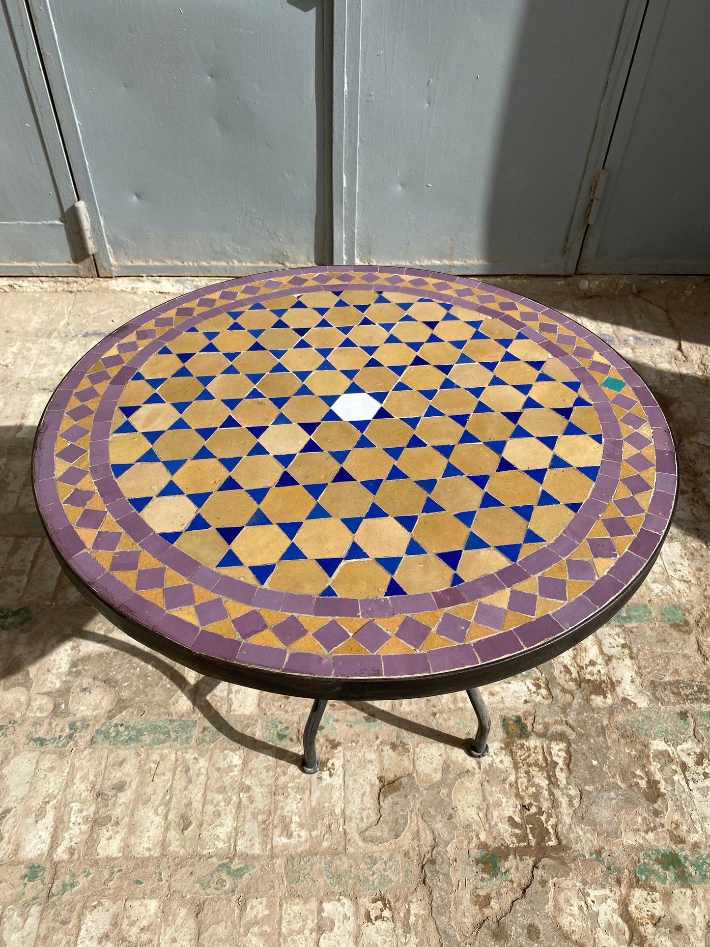 Table ronde vert émeraude et jaune en mosaïque pour extérieur-intérieur Carreaux marocains 100% artisanaux, Table basse en mosaïque du milieu du siècle.