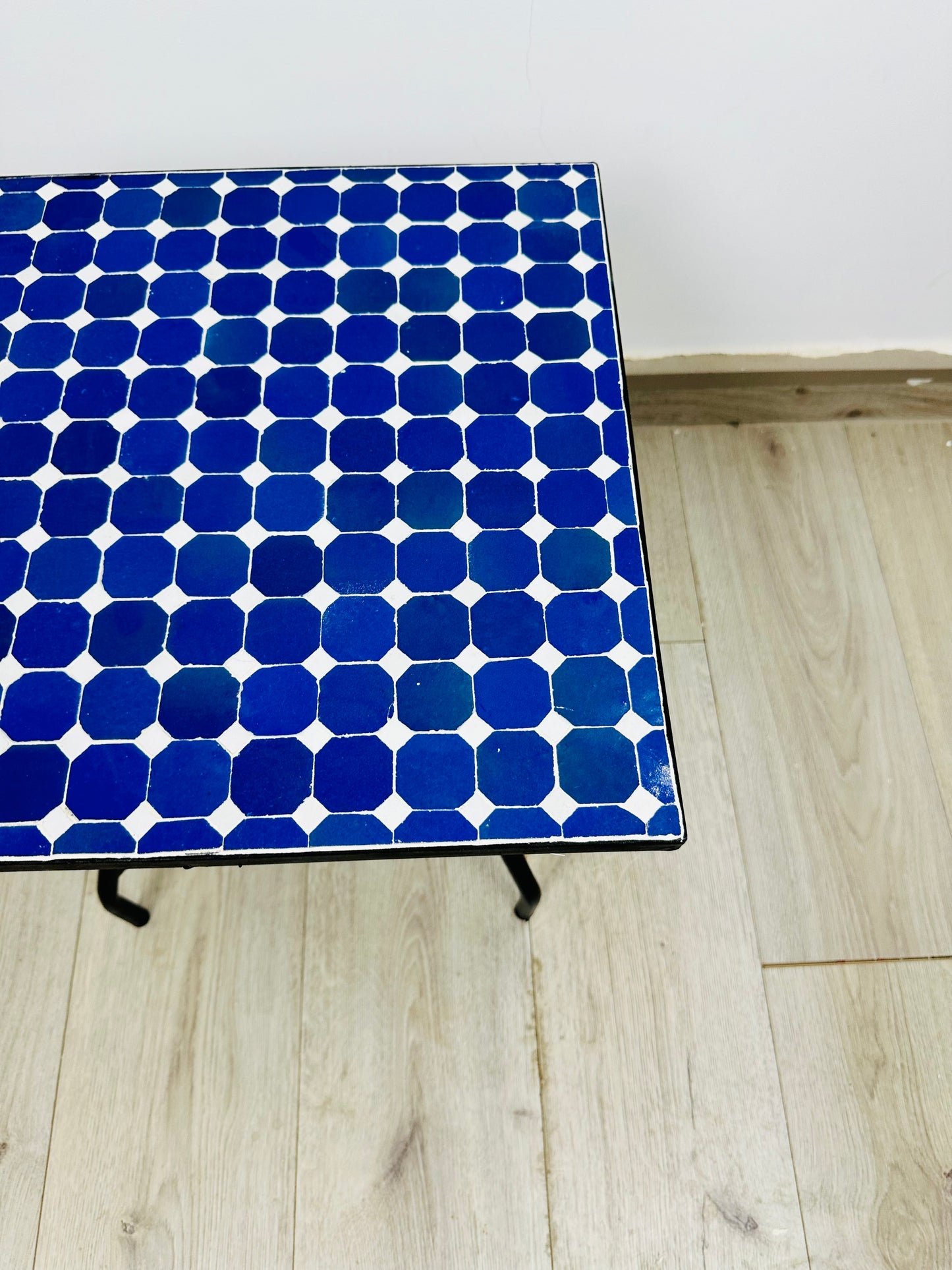 Table ronde vert émeraude et jaune en mosaïque pour extérieur-intérieur Carreaux marocains 100% artisanaux, Table basse en mosaïque du milieu du siècle.