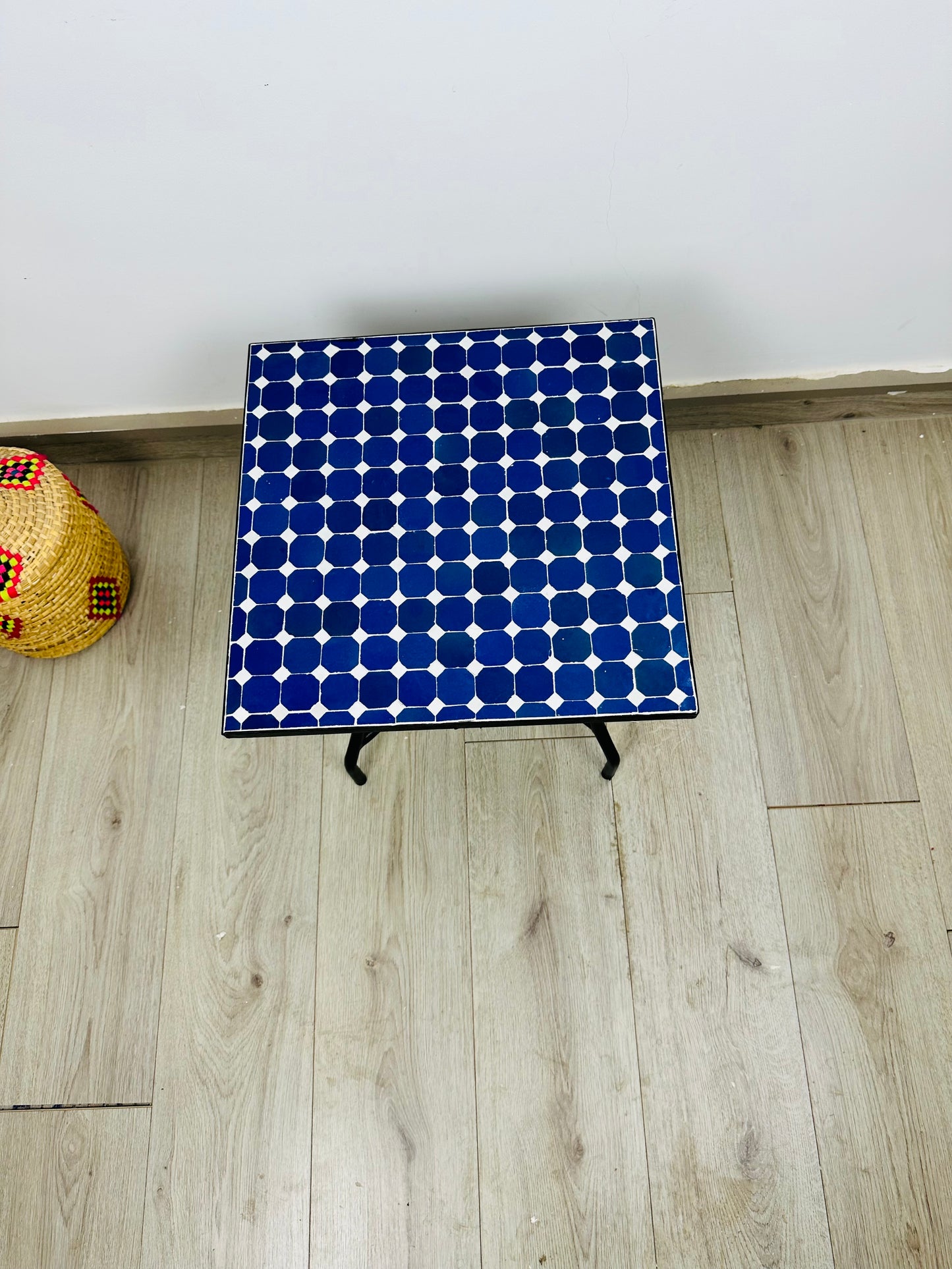 Table ronde vert émeraude et jaune en mosaïque pour extérieur-intérieur Carreaux marocains 100% artisanaux, Table basse en mosaïque du milieu du siècle.