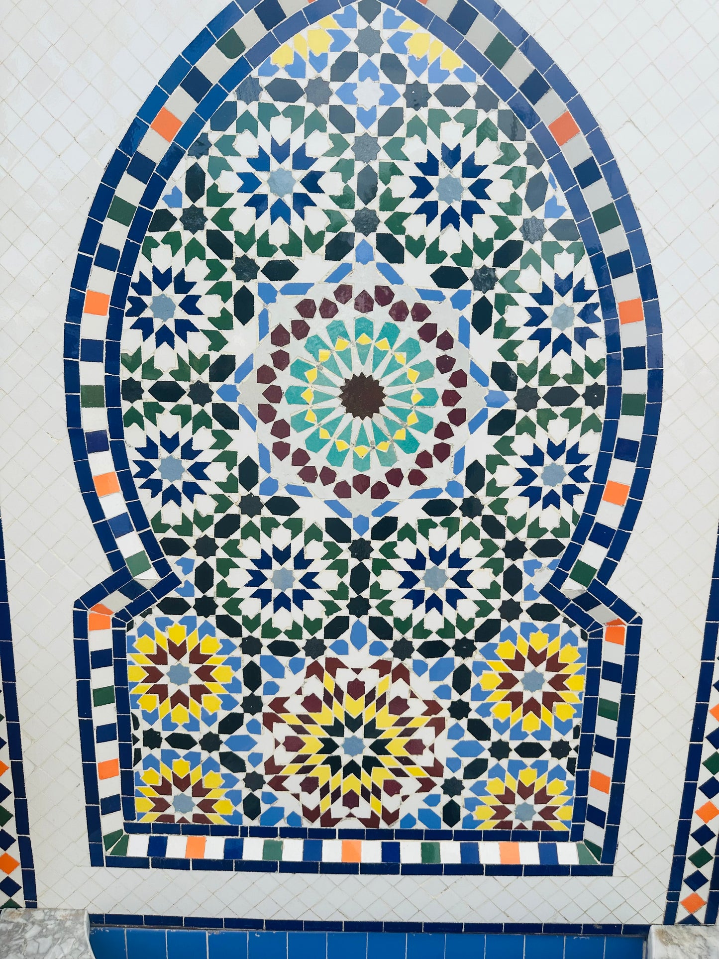Elegant Moroccan Zellige Fountain – A Timeless Work of Art