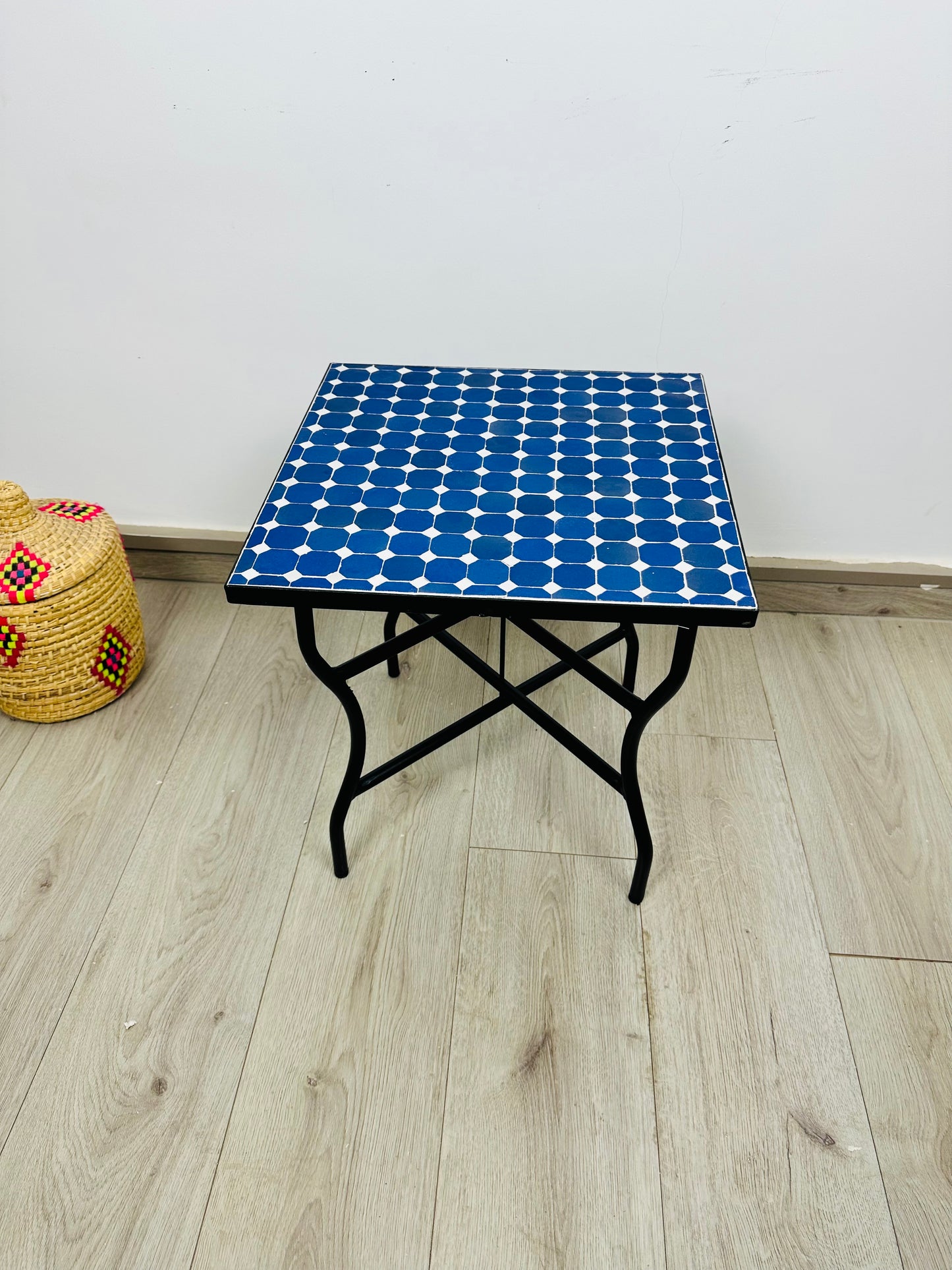 Table ronde vert émeraude et jaune en mosaïque pour extérieur-intérieur Carreaux marocains 100% artisanaux, Table basse en mosaïque du milieu du siècle.
