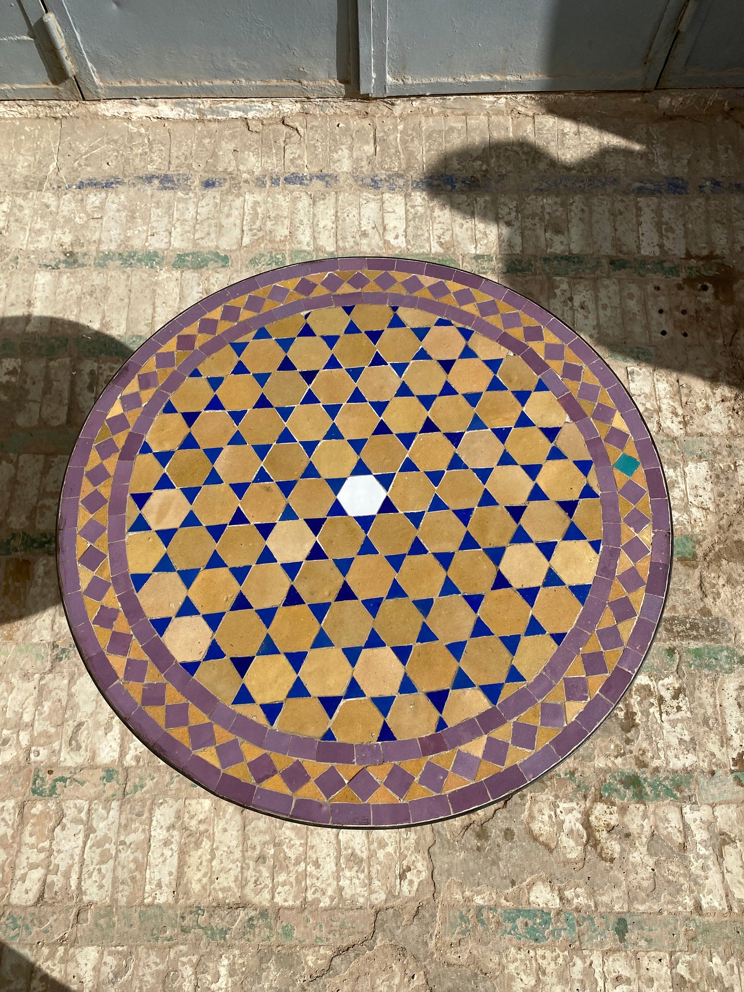 Table ronde vert émeraude et jaune en mosaïque pour extérieur-intérieur Carreaux marocains 100% artisanaux, Table basse en mosaïque du milieu du siècle.