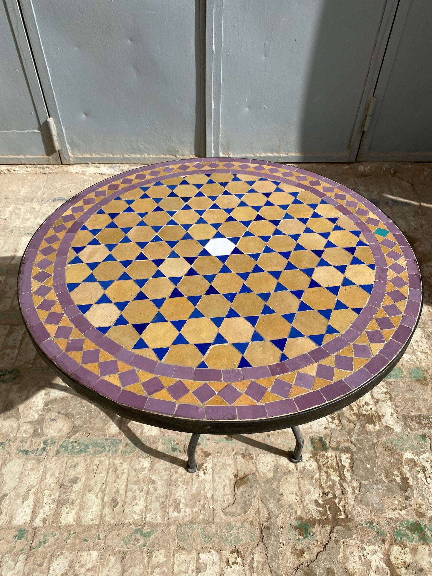 Table ronde vert émeraude et jaune en mosaïque pour extérieur-intérieur Carreaux marocains 100% artisanaux, Table basse en mosaïque du milieu du siècle.
