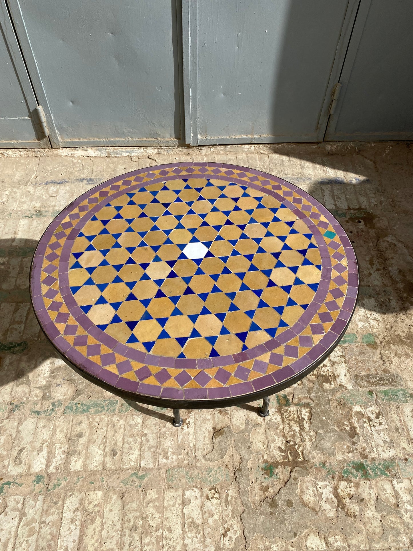 Table ronde vert émeraude et jaune en mosaïque pour extérieur-intérieur Carreaux marocains 100% artisanaux, Table basse en mosaïque du milieu du siècle.