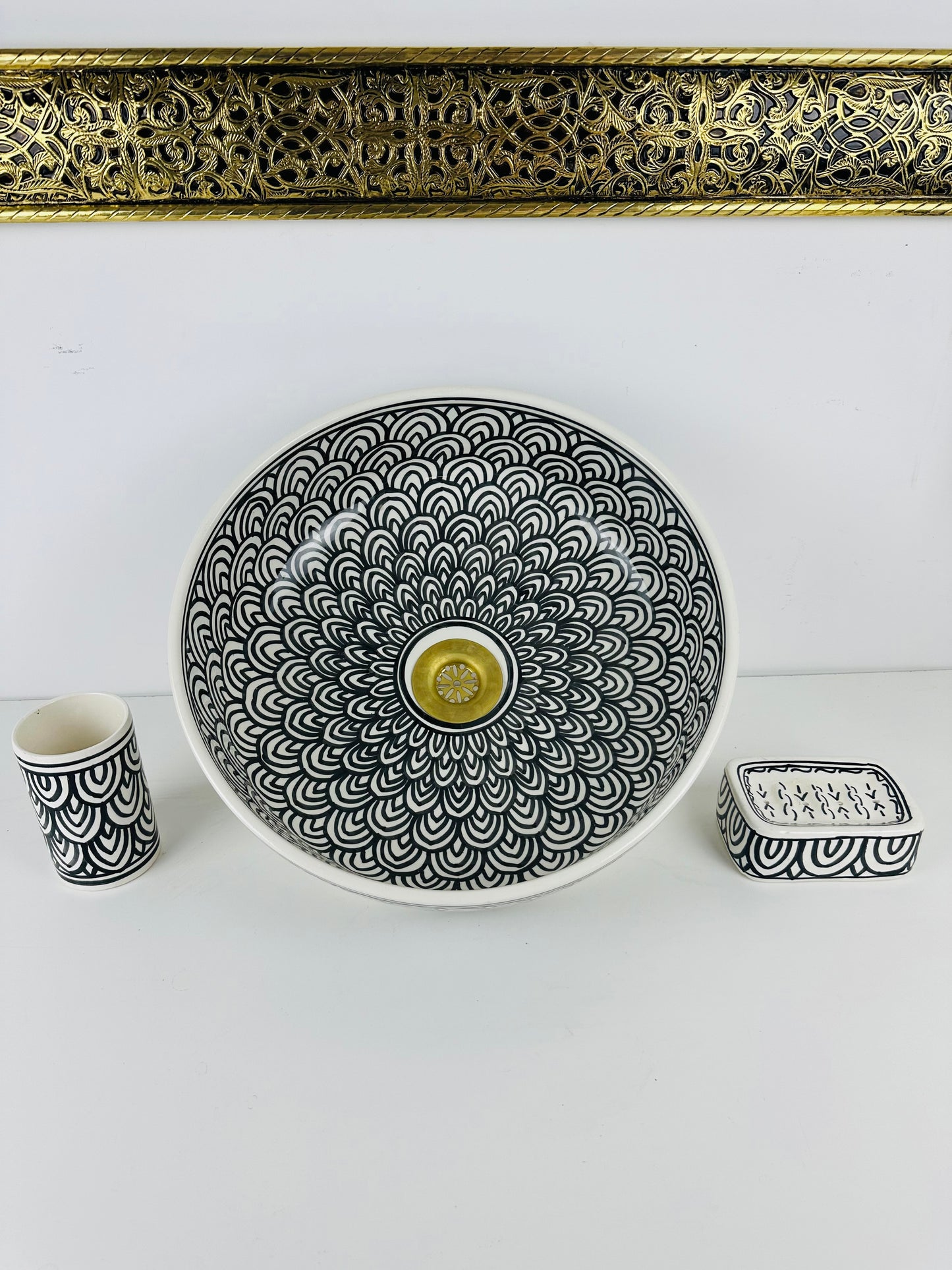 Chic Simplicity: Monochromatic Ceramic Sink