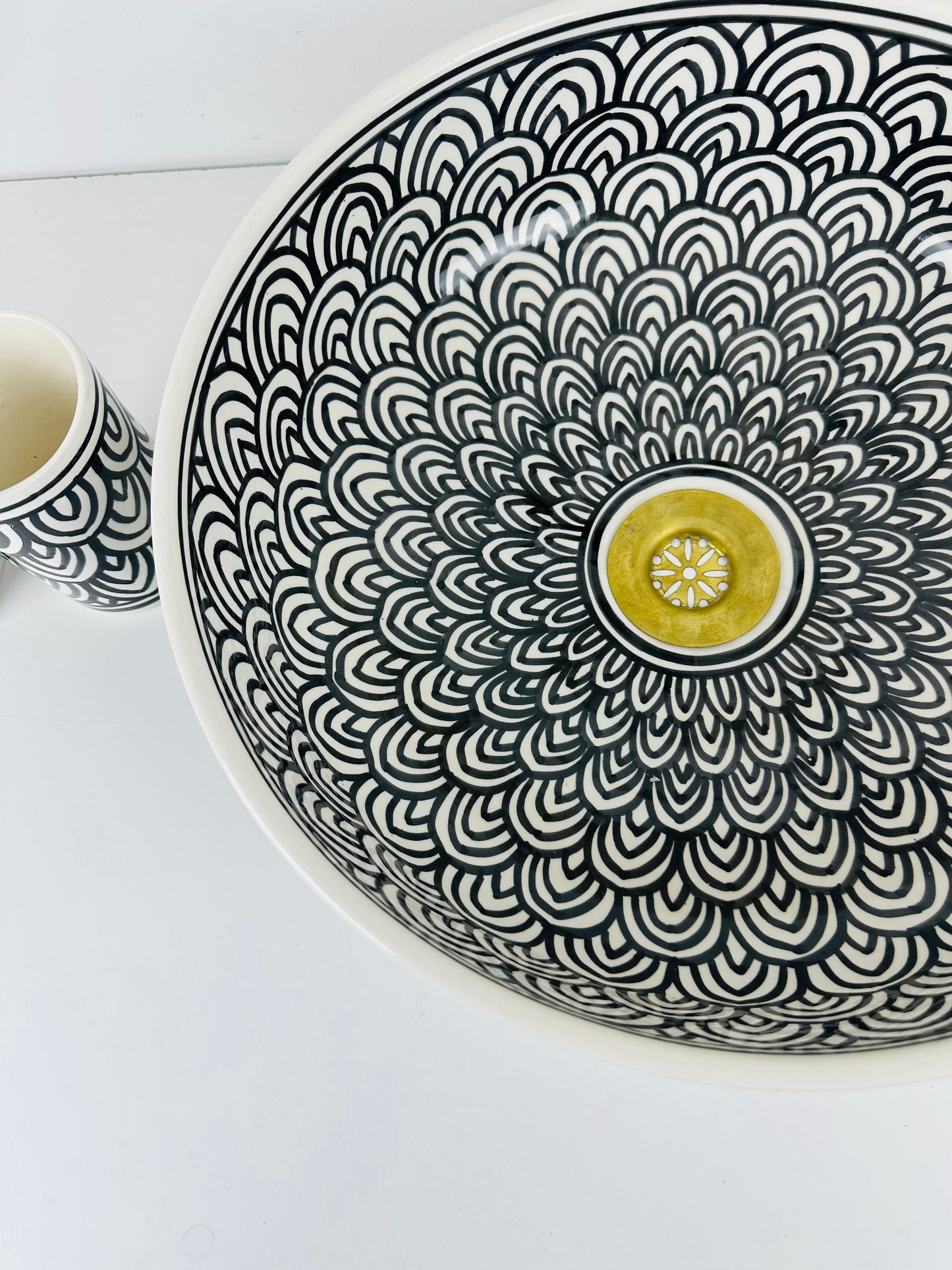 Chic Simplicity: Monochromatic Ceramic Sink