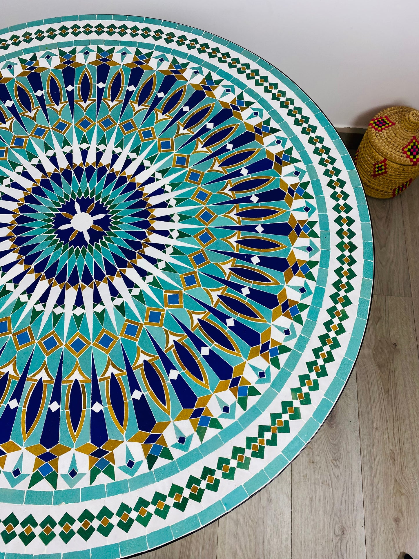 Table ronde vert émeraude et jaune en mosaïque pour extérieur-intérieur Carreaux marocains 100% artisanaux, Table basse en mosaïque du milieu du siècle.