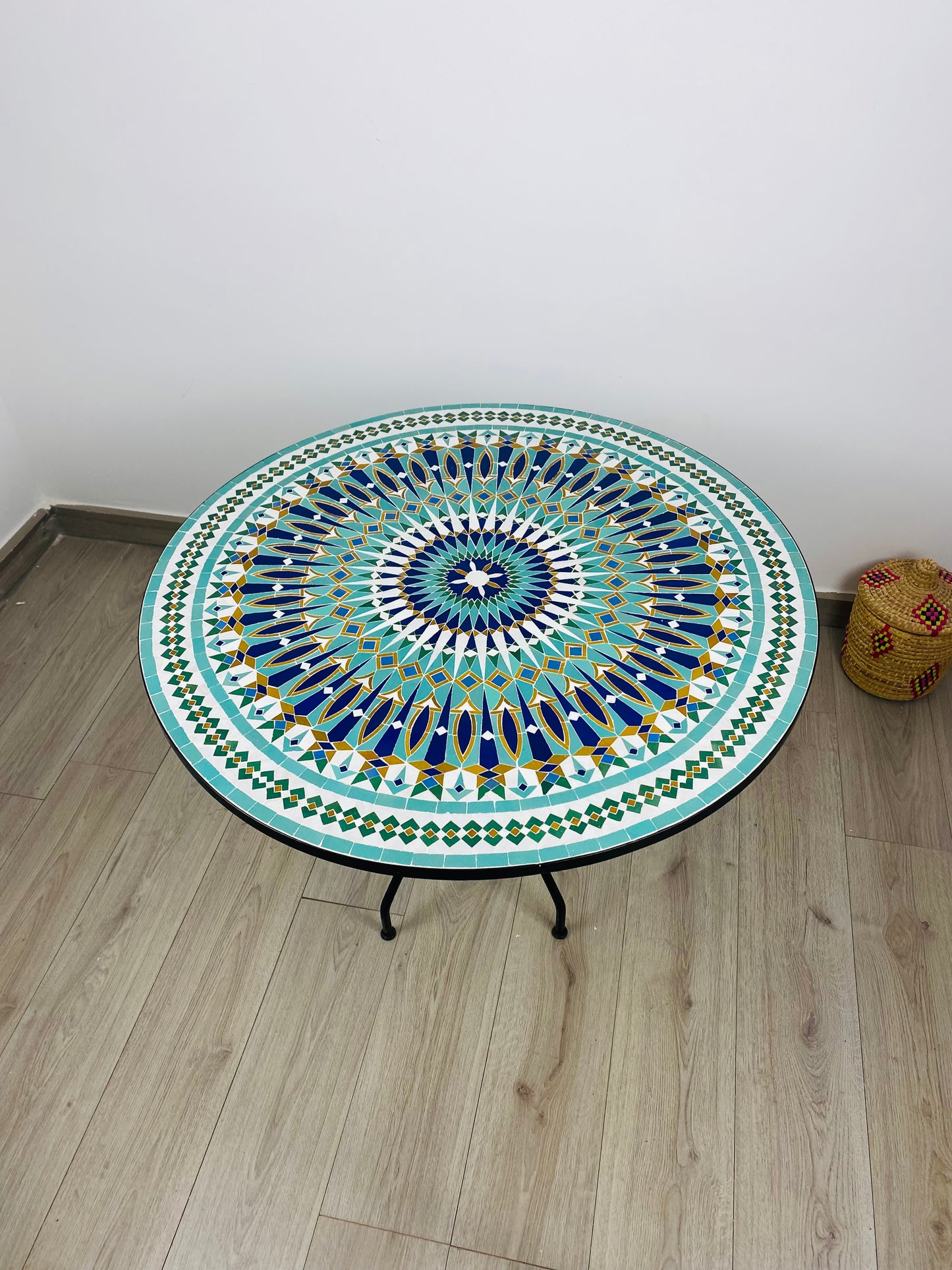 Table ronde vert émeraude et jaune en mosaïque pour extérieur-intérieur Carreaux marocains 100% artisanaux, Table basse en mosaïque du milieu du siècle.