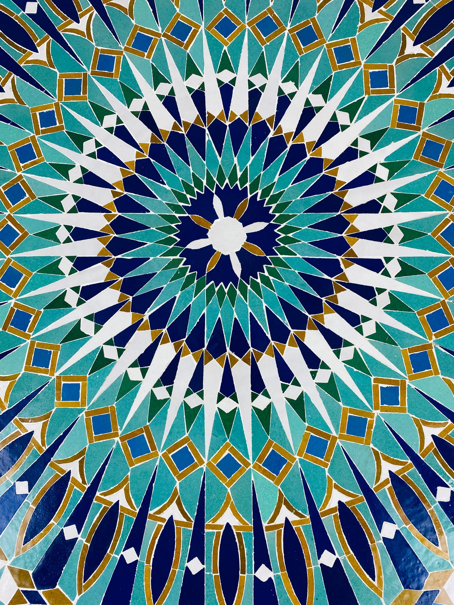 Table ronde vert émeraude et jaune en mosaïque pour extérieur-intérieur Carreaux marocains 100% artisanaux, Table basse en mosaïque du milieu du siècle.