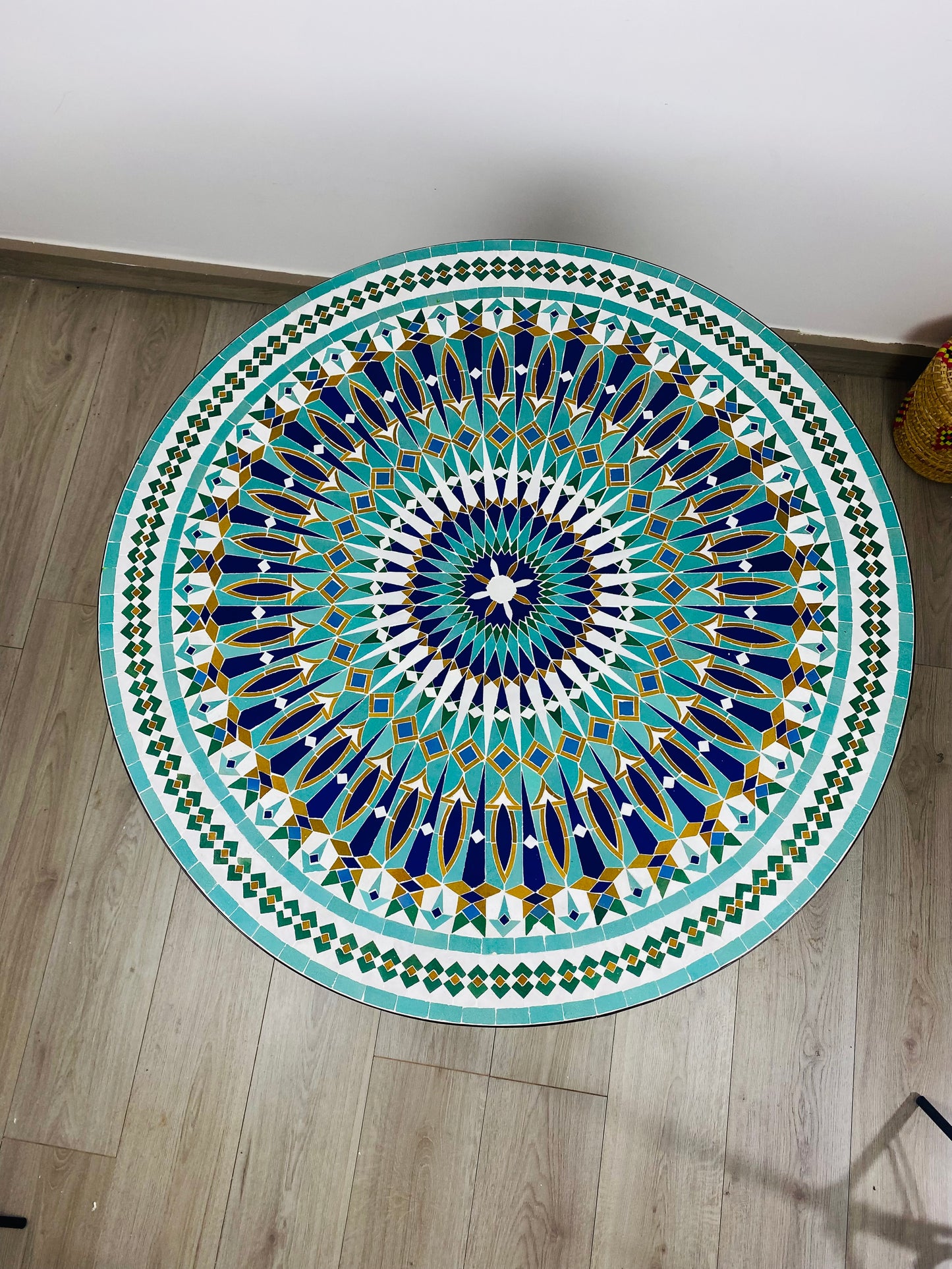 Table ronde vert émeraude et jaune en mosaïque pour extérieur-intérieur Carreaux marocains 100% artisanaux, Table basse en mosaïque du milieu du siècle.