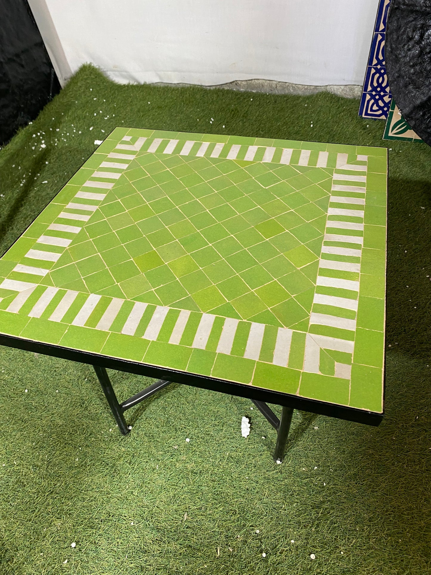 Mesa de comedor con mosaico zellige marroquí hecha a mano: sencillez elegante