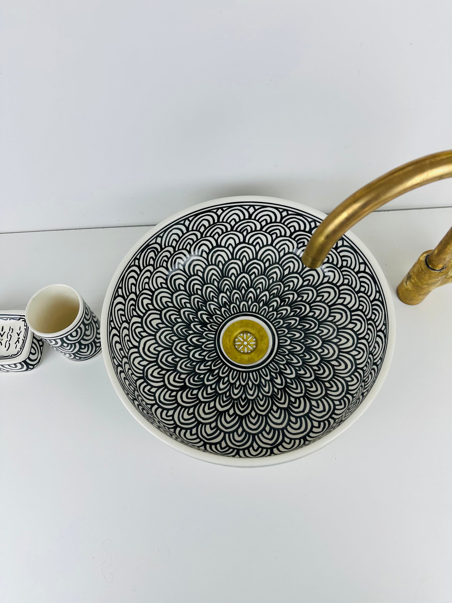 Chic Simplicity: Monochromatic Ceramic Sink