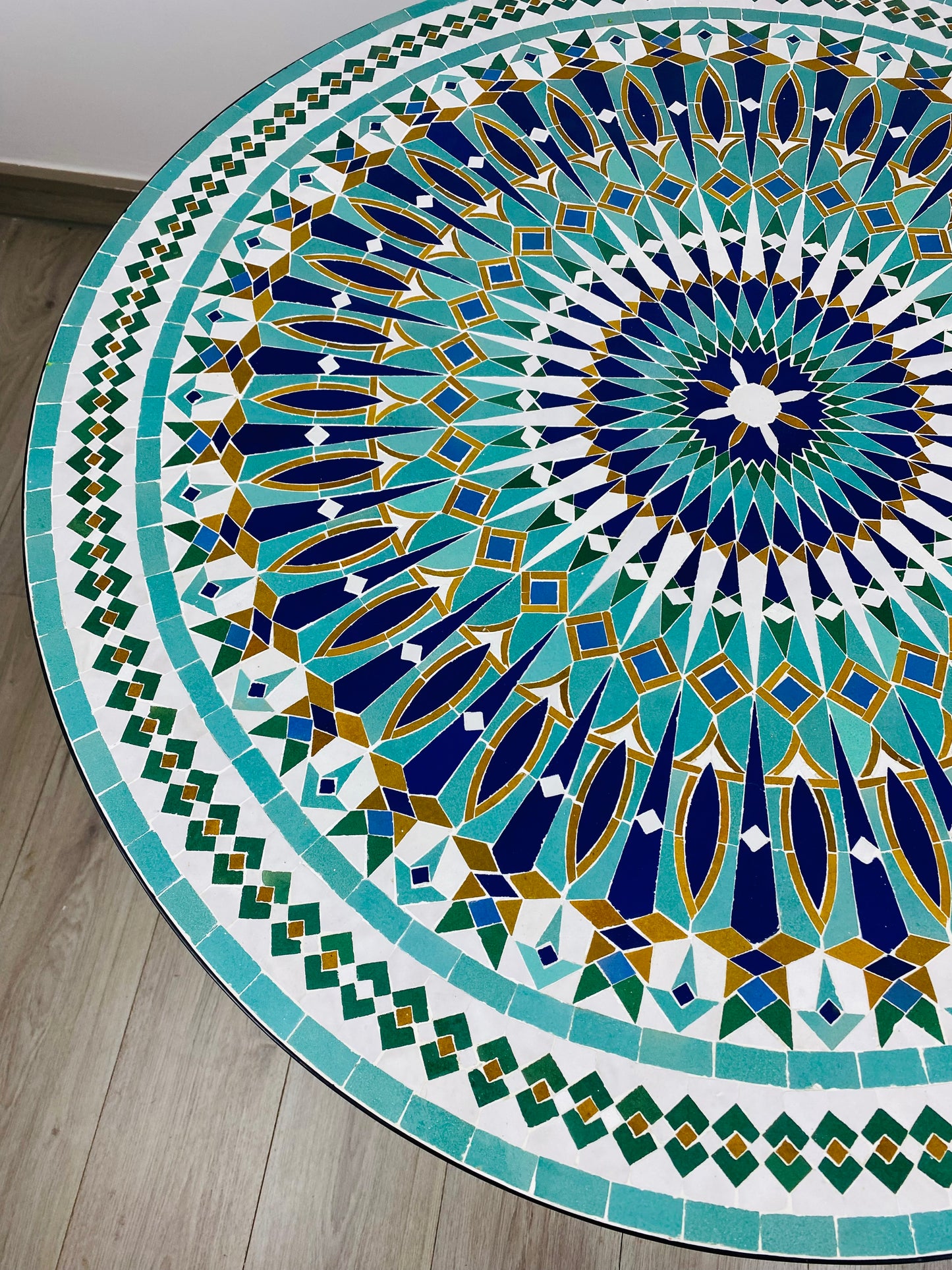 Table ronde vert émeraude et jaune en mosaïque pour extérieur-intérieur Carreaux marocains 100% artisanaux, Table basse en mosaïque du milieu du siècle.
