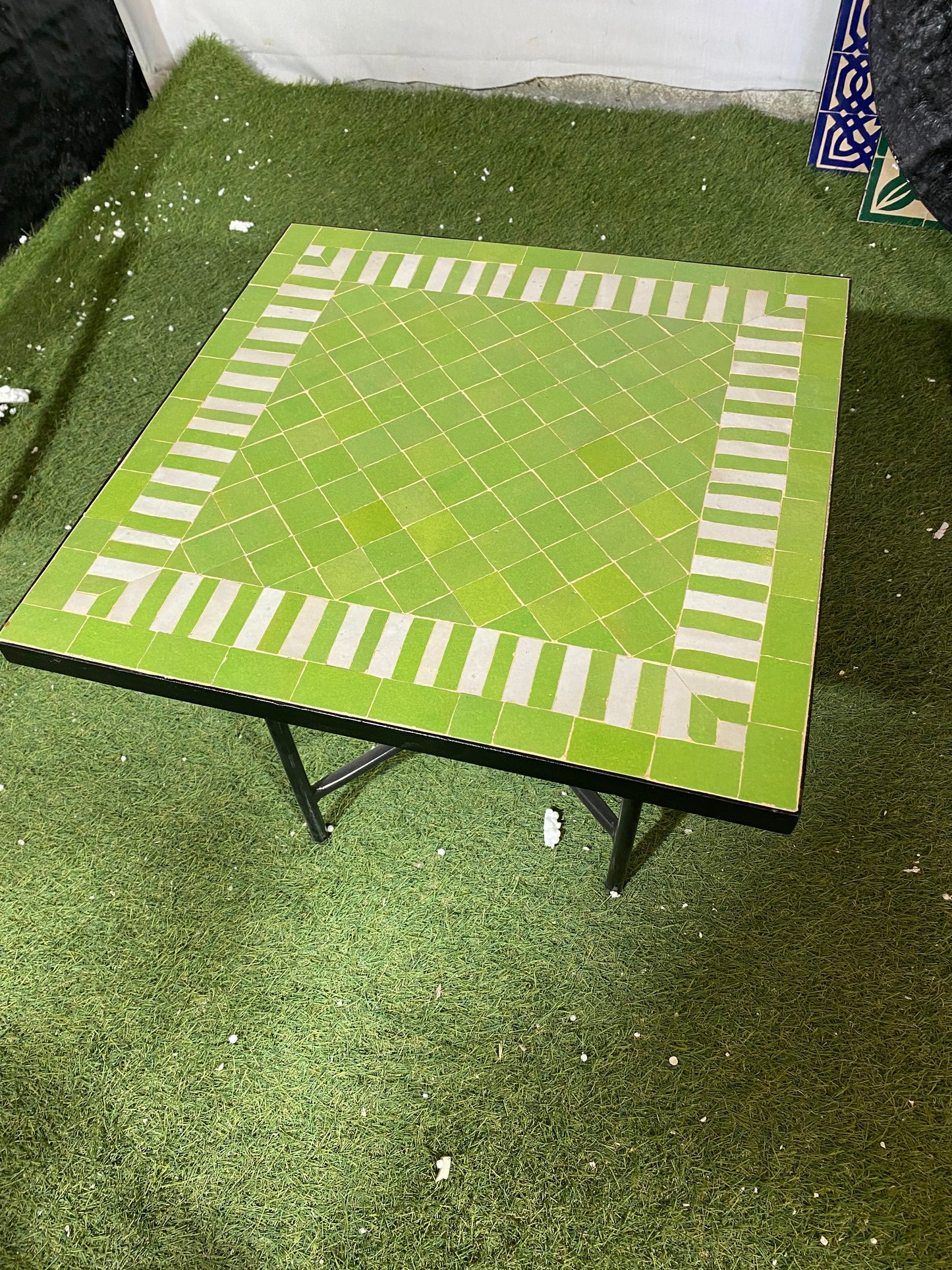 Mesa de comedor con mosaico zellige marroquí hecha a mano: sencillez elegante