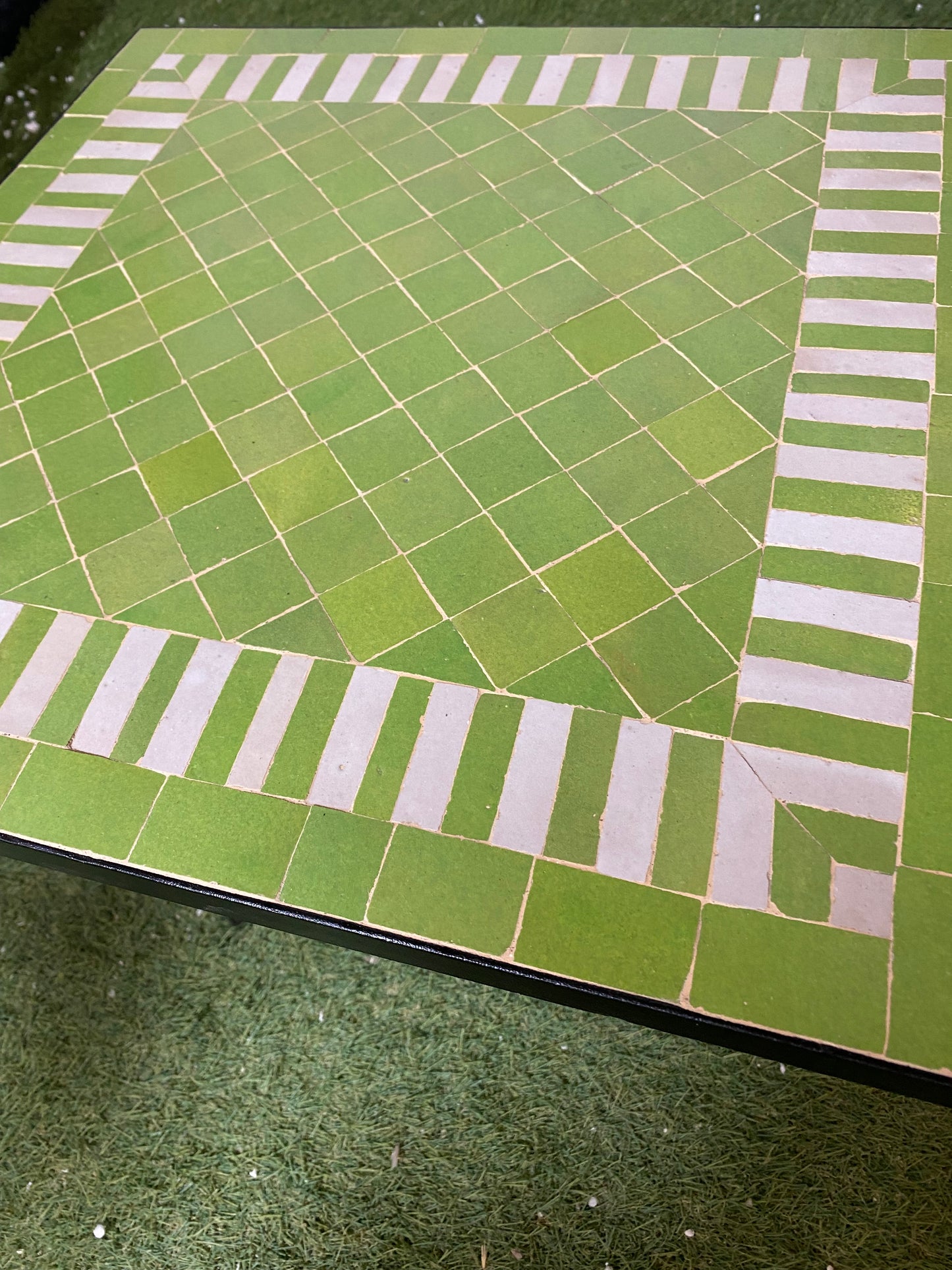 Mesa de comedor con mosaico zellige marroquí hecha a mano: sencillez elegante