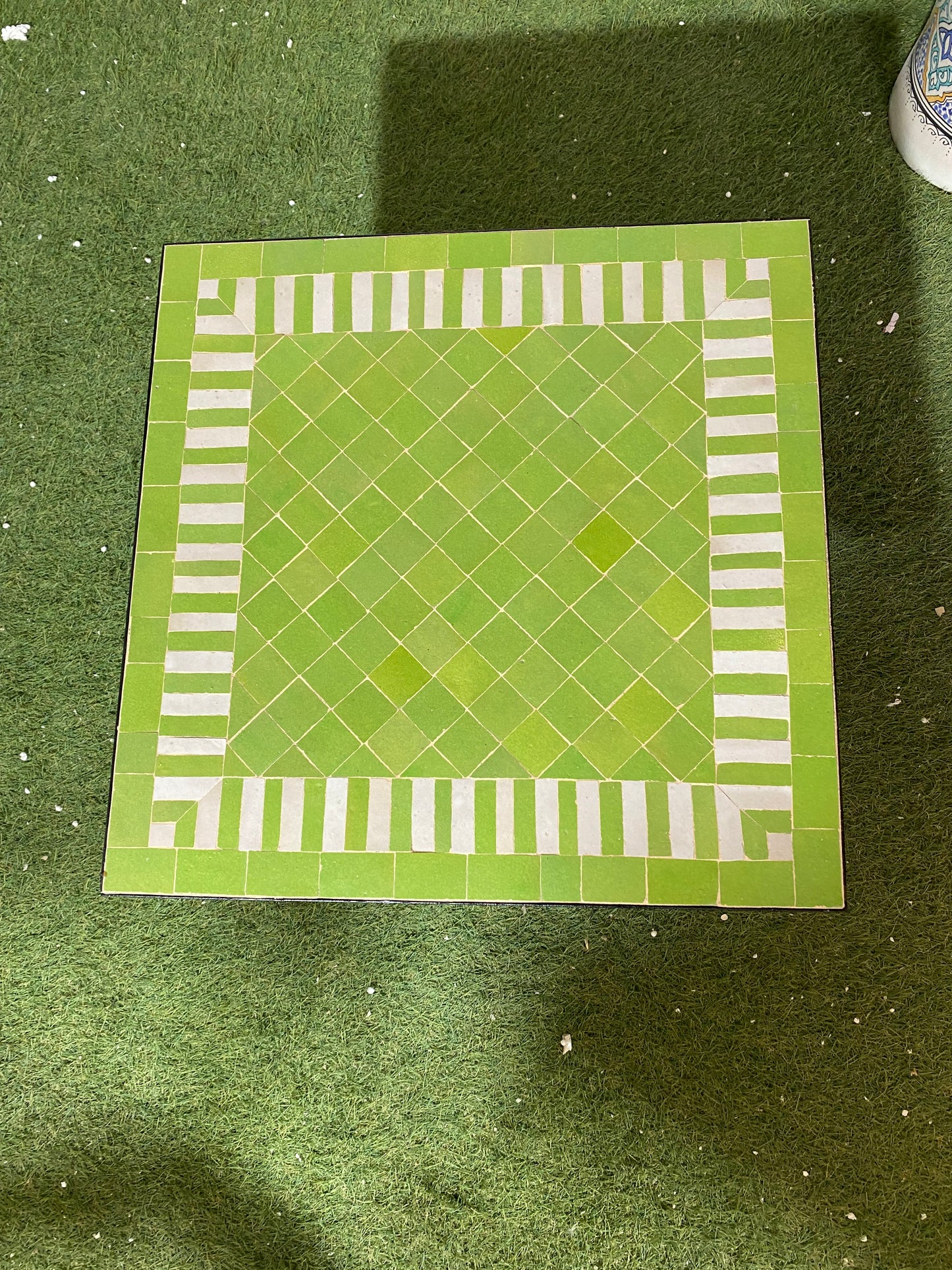 Mesa de comedor con mosaico zellige marroquí hecha a mano: sencillez elegante