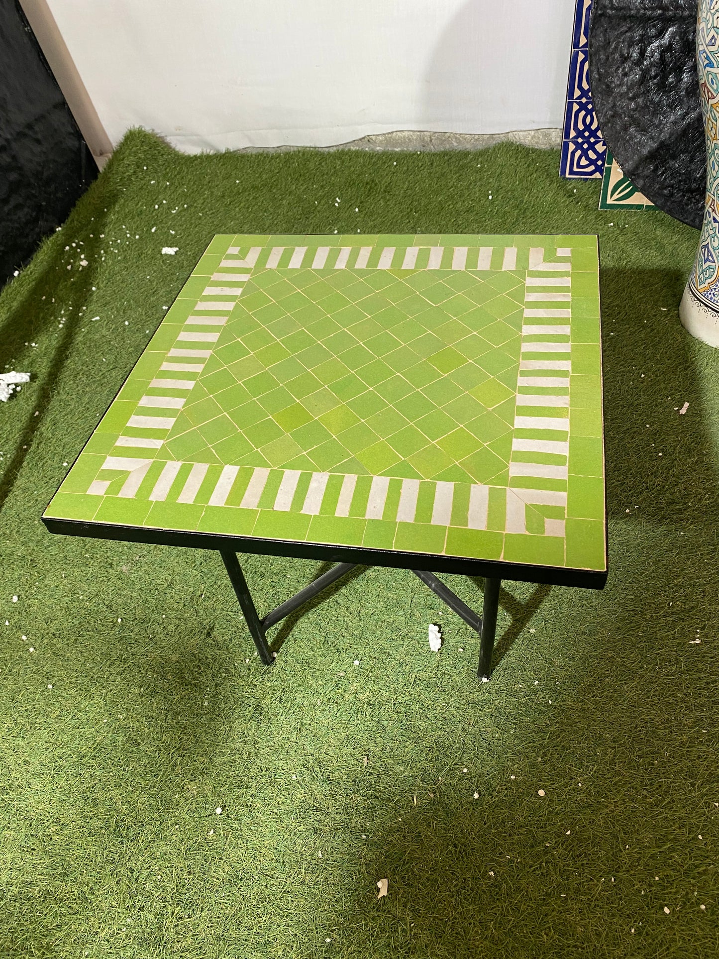Mesa de comedor con mosaico zellige marroquí hecha a mano: sencillez elegante