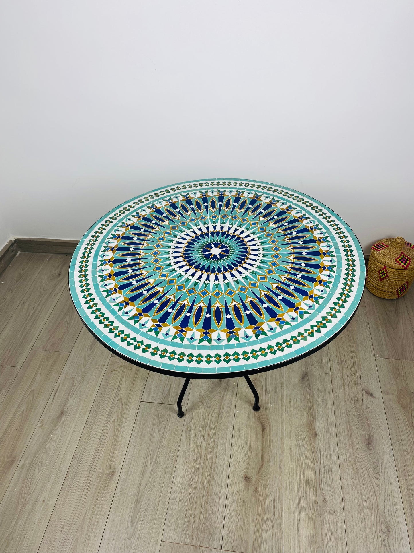 Table ronde vert émeraude et jaune en mosaïque pour extérieur-intérieur Carreaux marocains 100% artisanaux, Table basse en mosaïque du milieu du siècle.