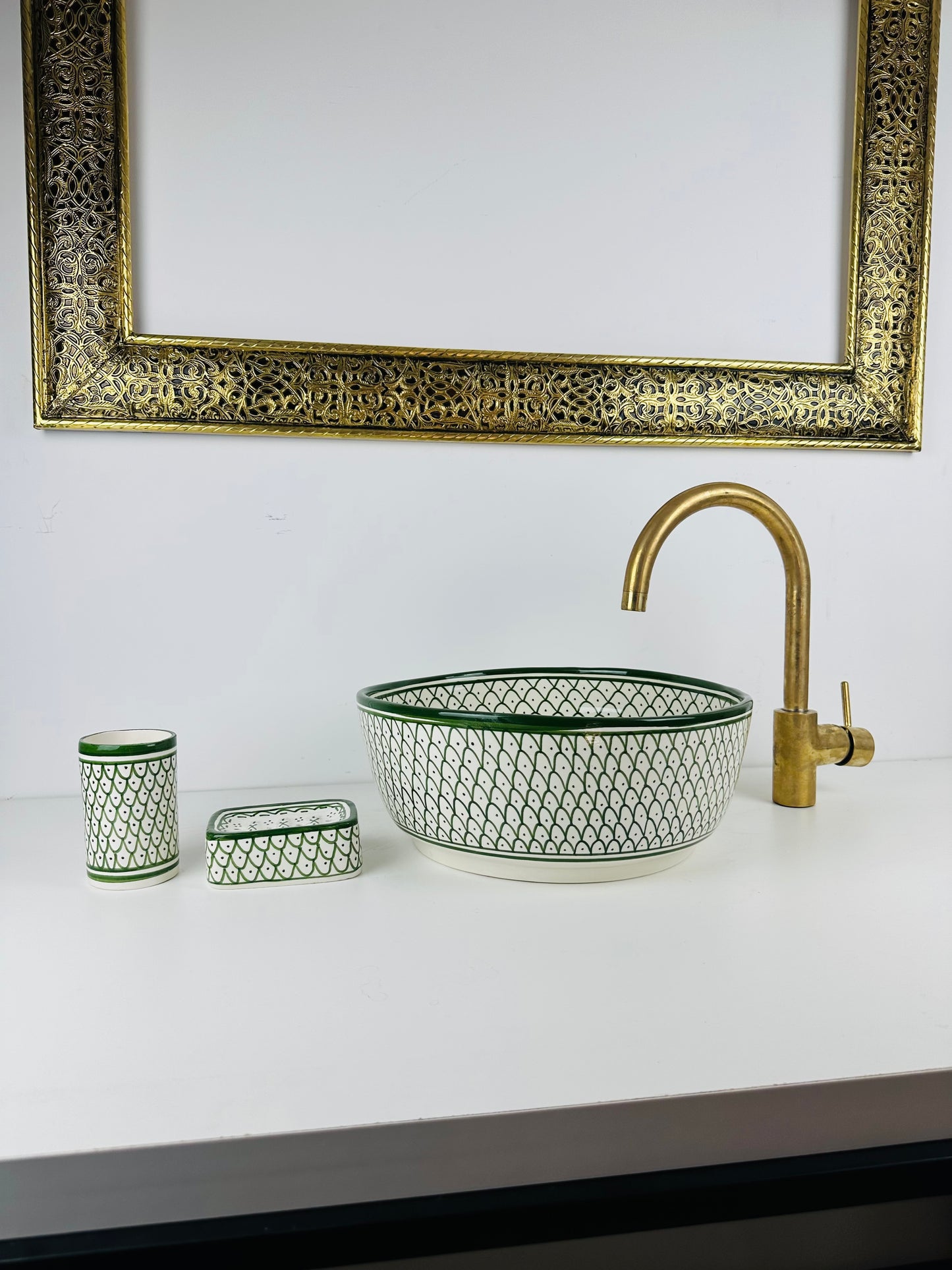Green Enchantment: Hand-Painted Emerald Green Ceramic Sink with Artistic Flair