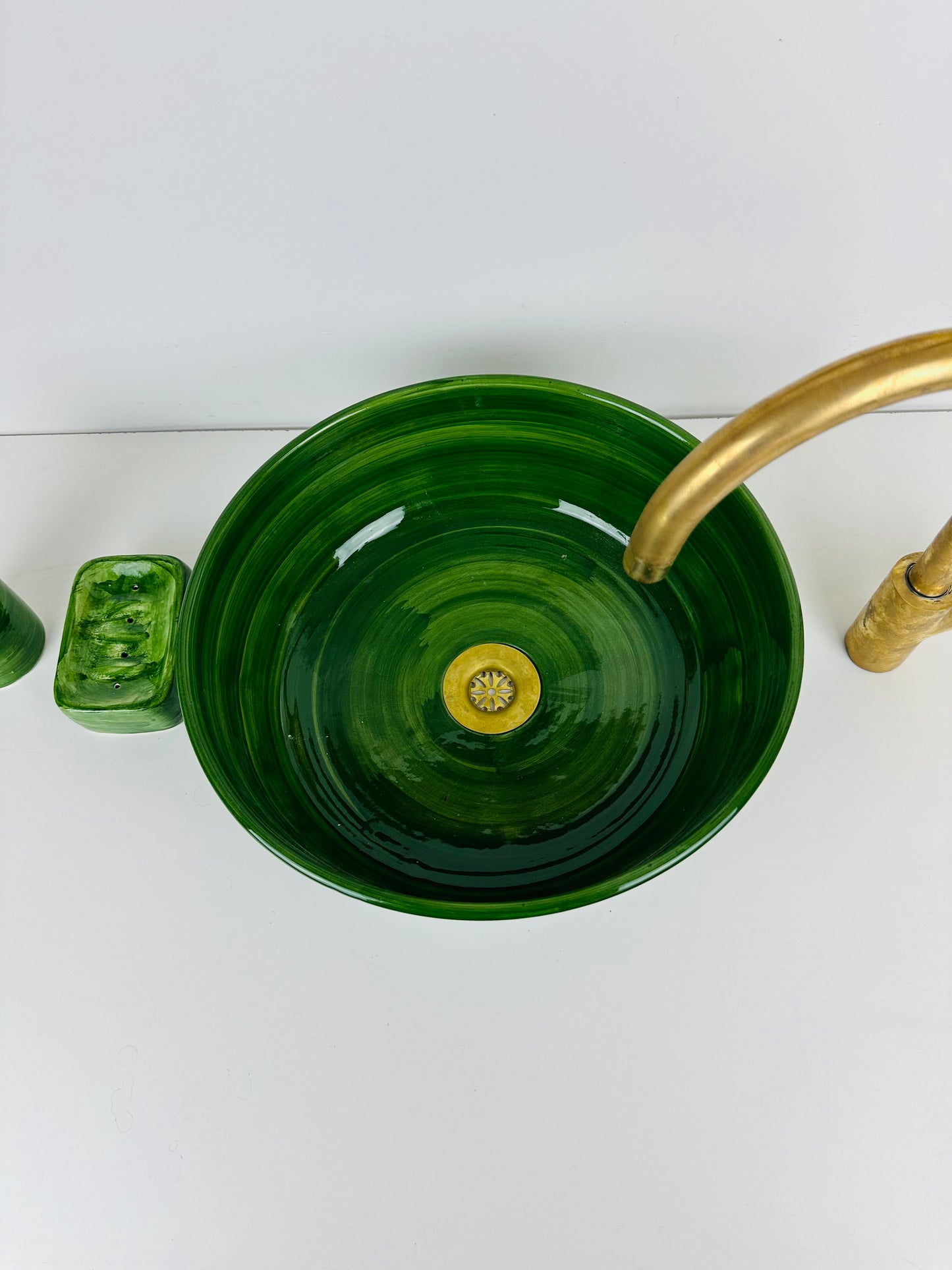 Emerald Elegance: Handcrafted Ceramic Sink in Unicolor Green