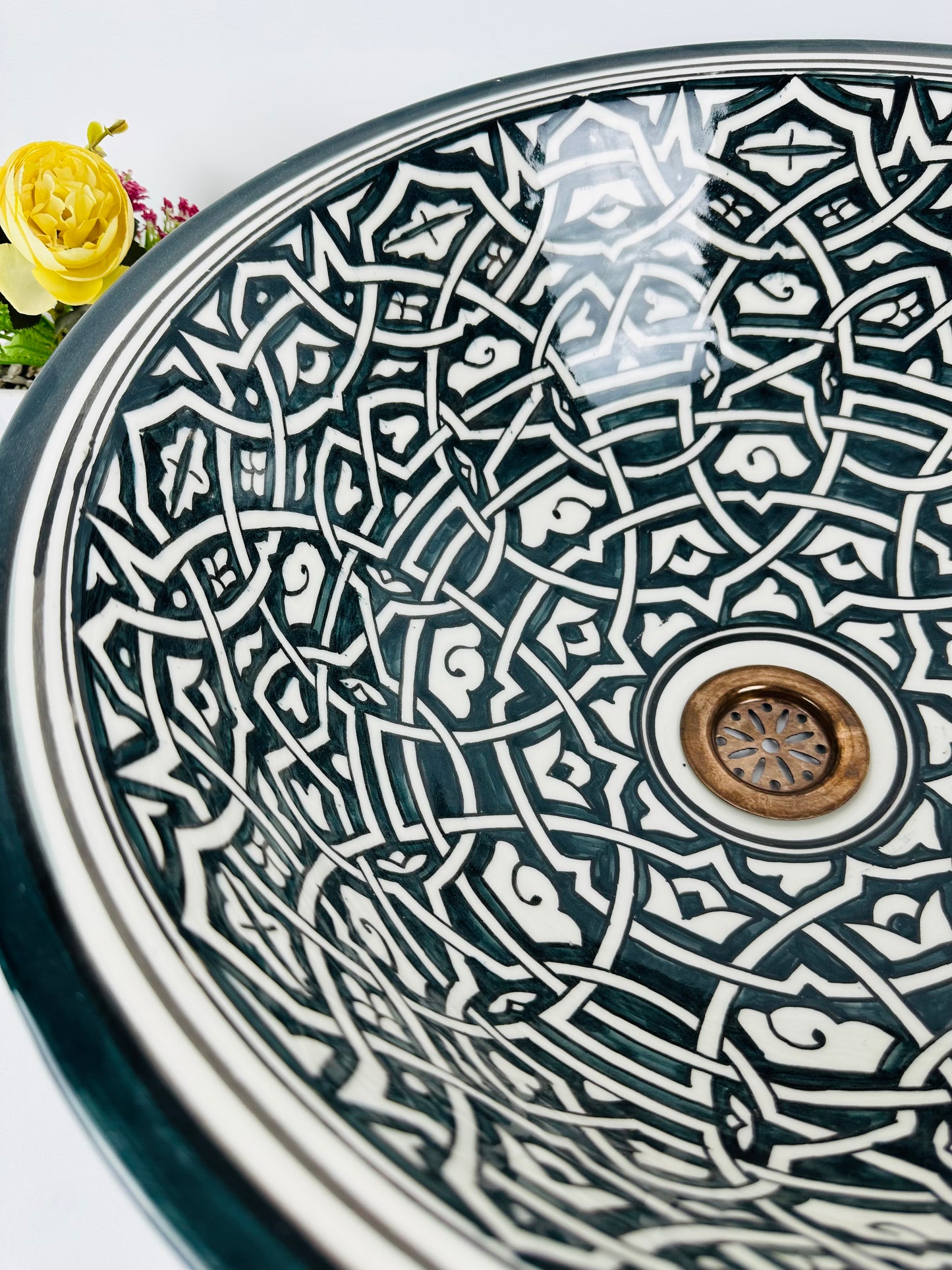 Black beauty : Handcrafted Ceramic Sink in Classic Black
