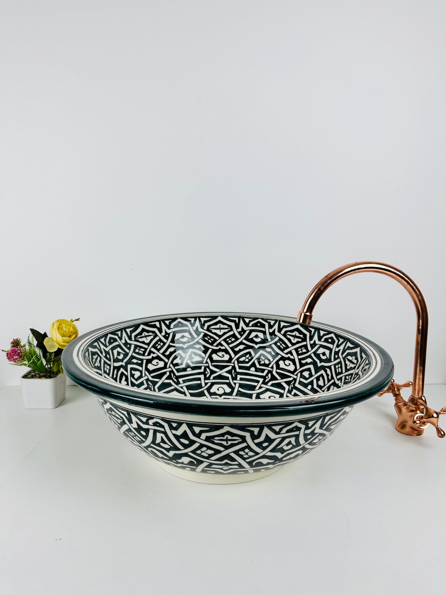 Black beauty : Handcrafted Ceramic Sink in Classic Black