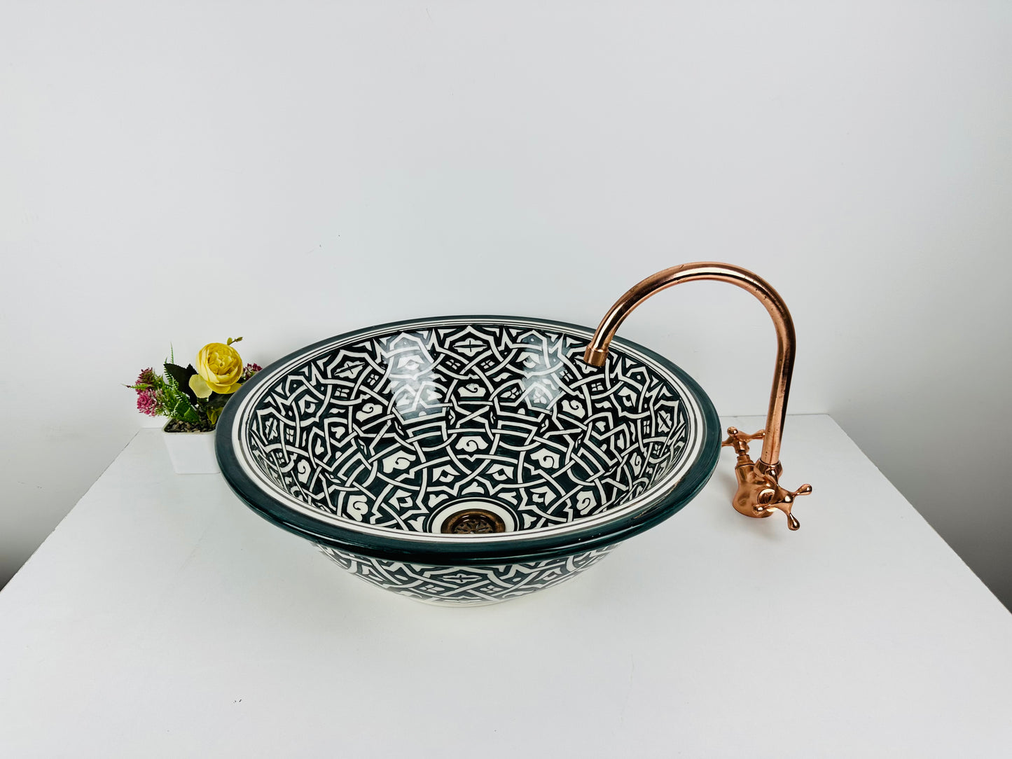 Black beauty : Handcrafted Ceramic Sink in Classic Black